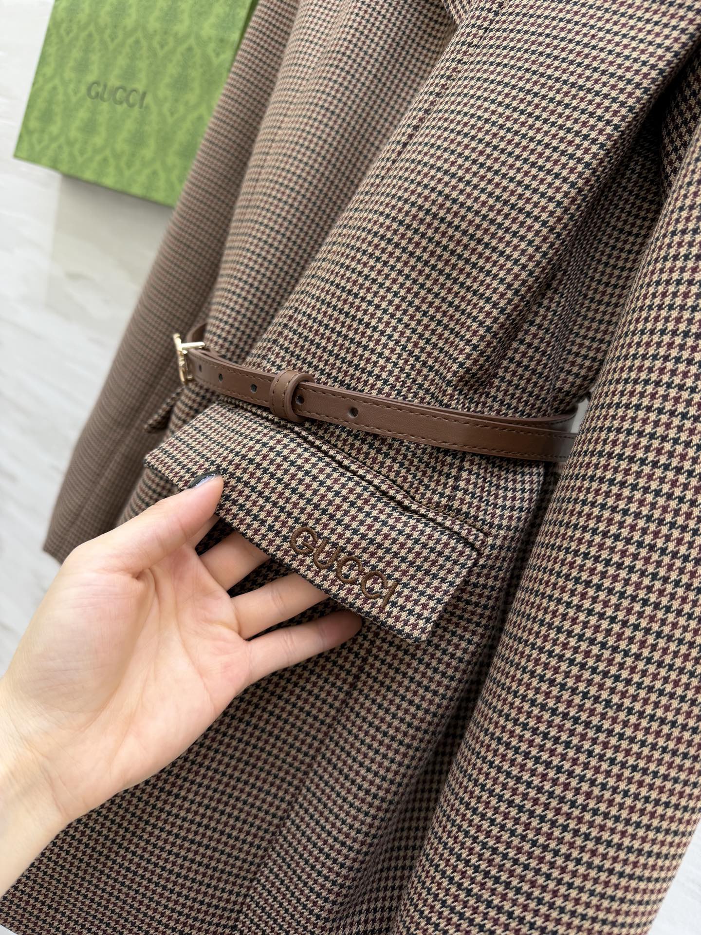 #Gucc♡²⁶复古千鸟格西装 把优雅焊在身上✨经典千鸟格永不过时 收腰设计+双G腰带 瞬间把比例拉到黄