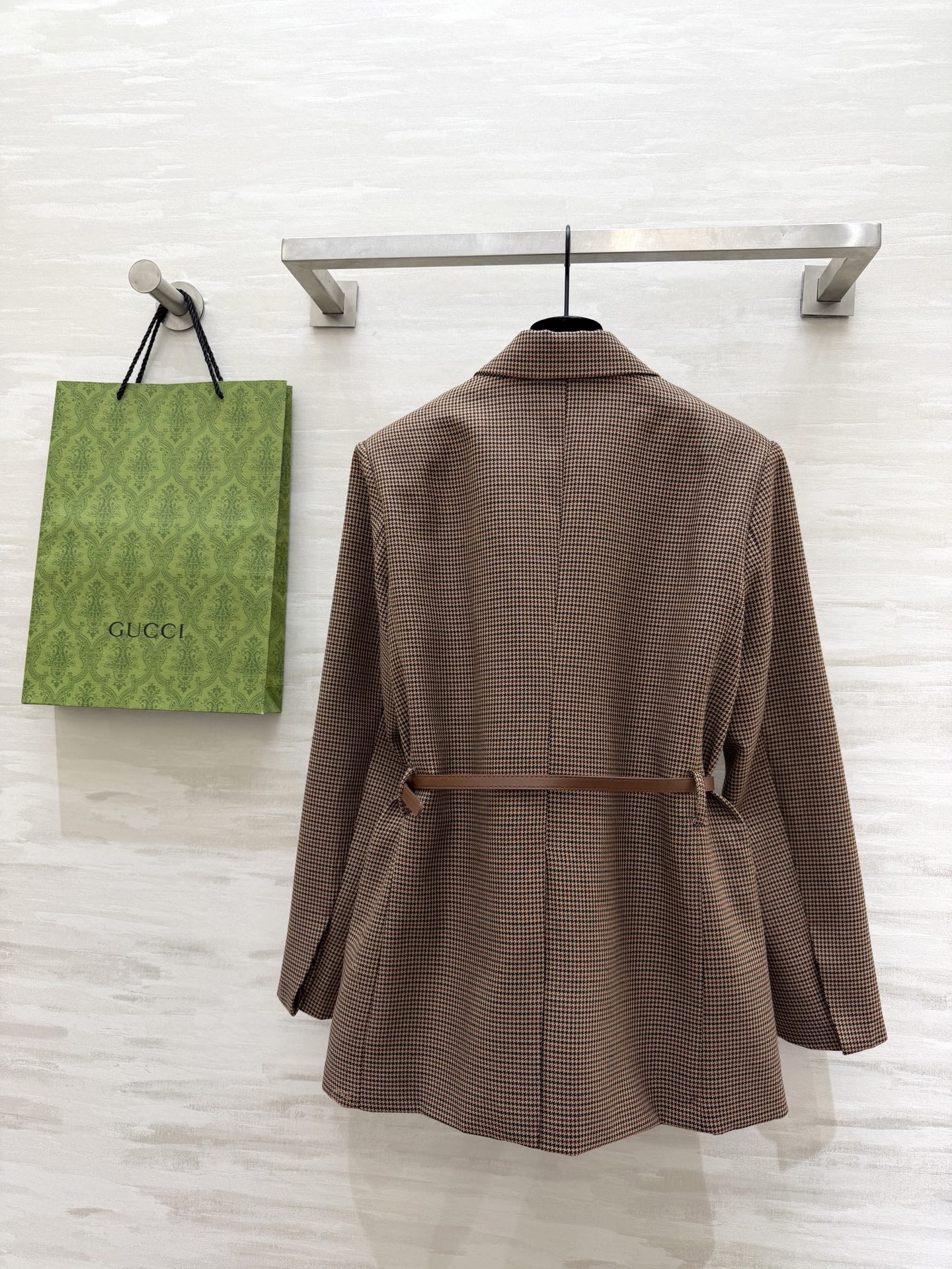 #Gucc♡²⁶复古千鸟格西装 把优雅焊在身上✨经典千鸟格永不过时 收腰设计+双G腰带 瞬间把比例拉到黄