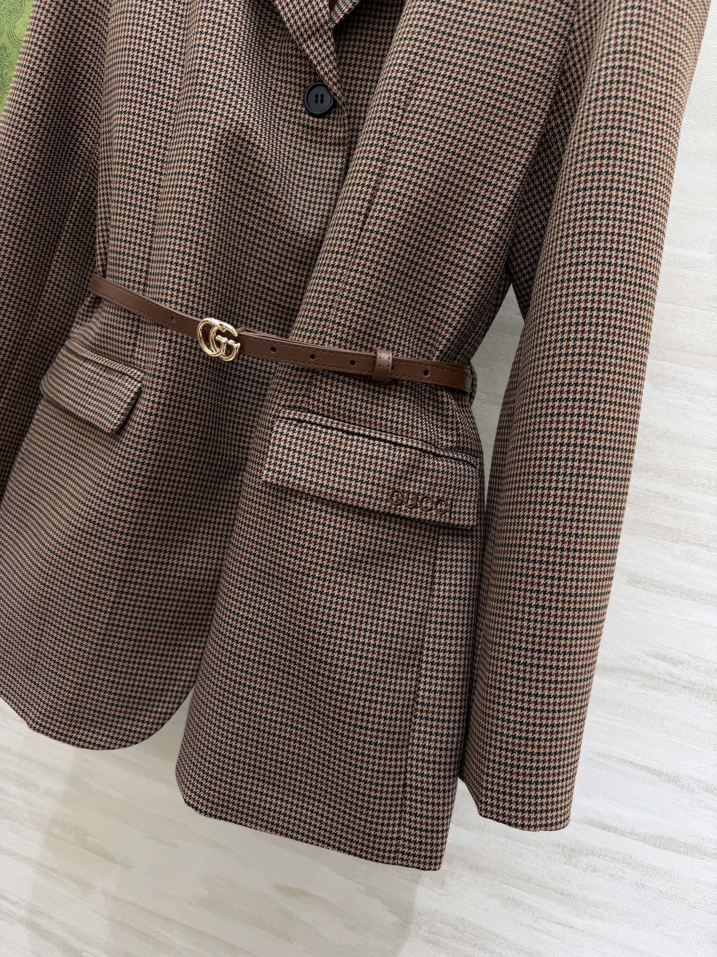 #Gucc♡²⁶复古千鸟格西装 把优雅焊在身上✨经典千鸟格永不过时 收腰设计+双G腰带 瞬间把比例拉到黄