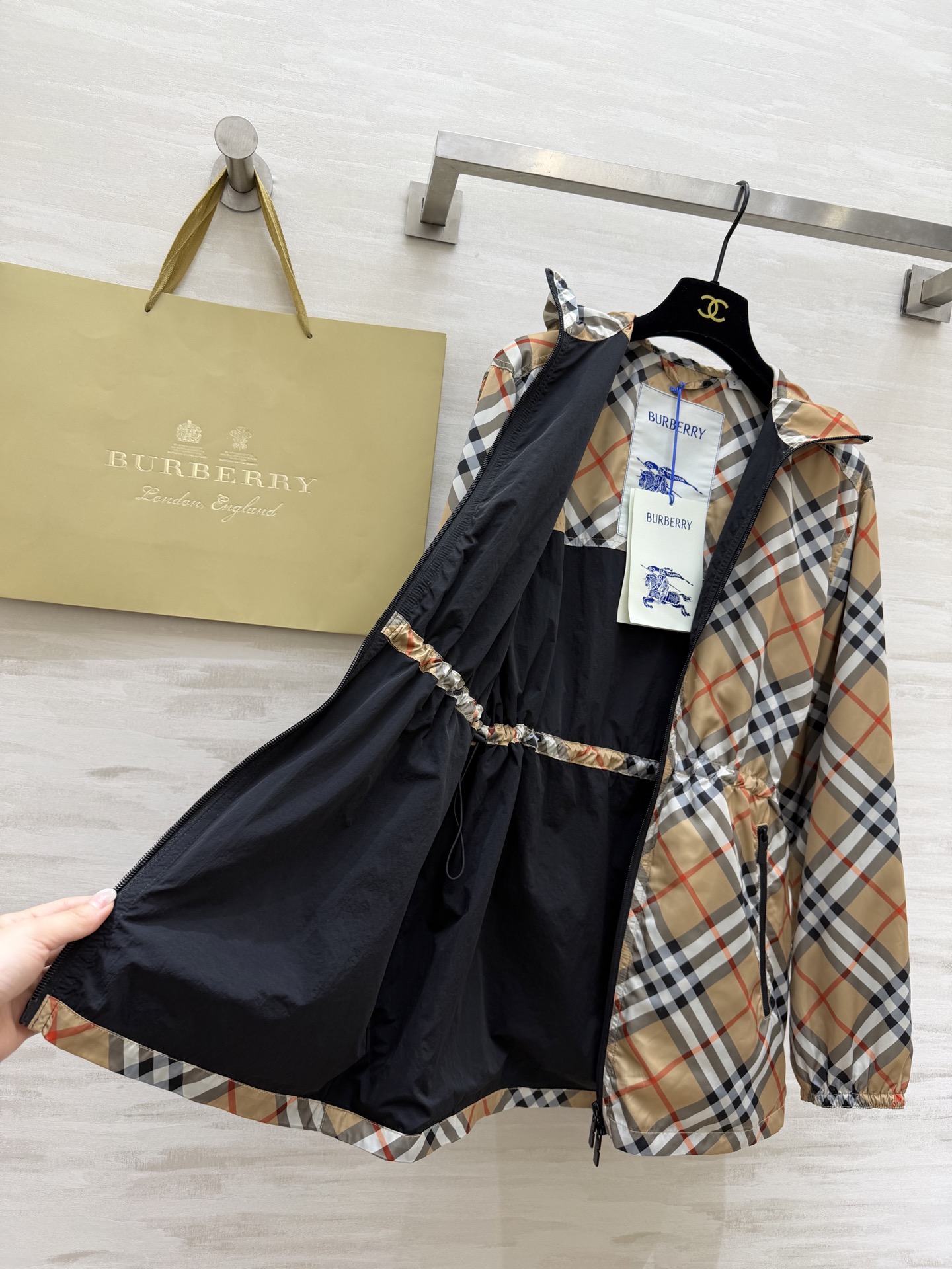 #Burberr♡²⁶新款 格纹风衣 真的戳中我了！经典Vintage格纹+抽绳收腰 ✨ 后背战马刺绣精
