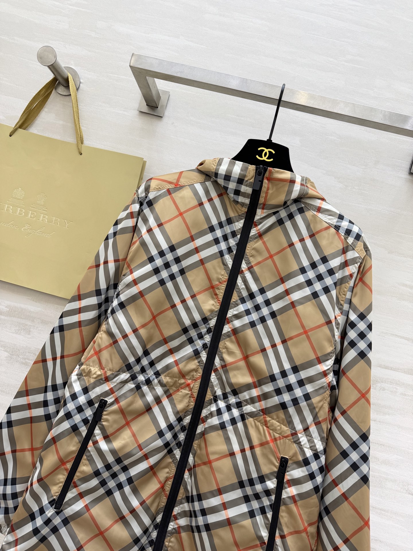 #Burberr♡²⁶新款 格纹风衣 真的戳中我了！经典Vintage格纹+抽绳收腰 ✨ 后背战马刺绣精