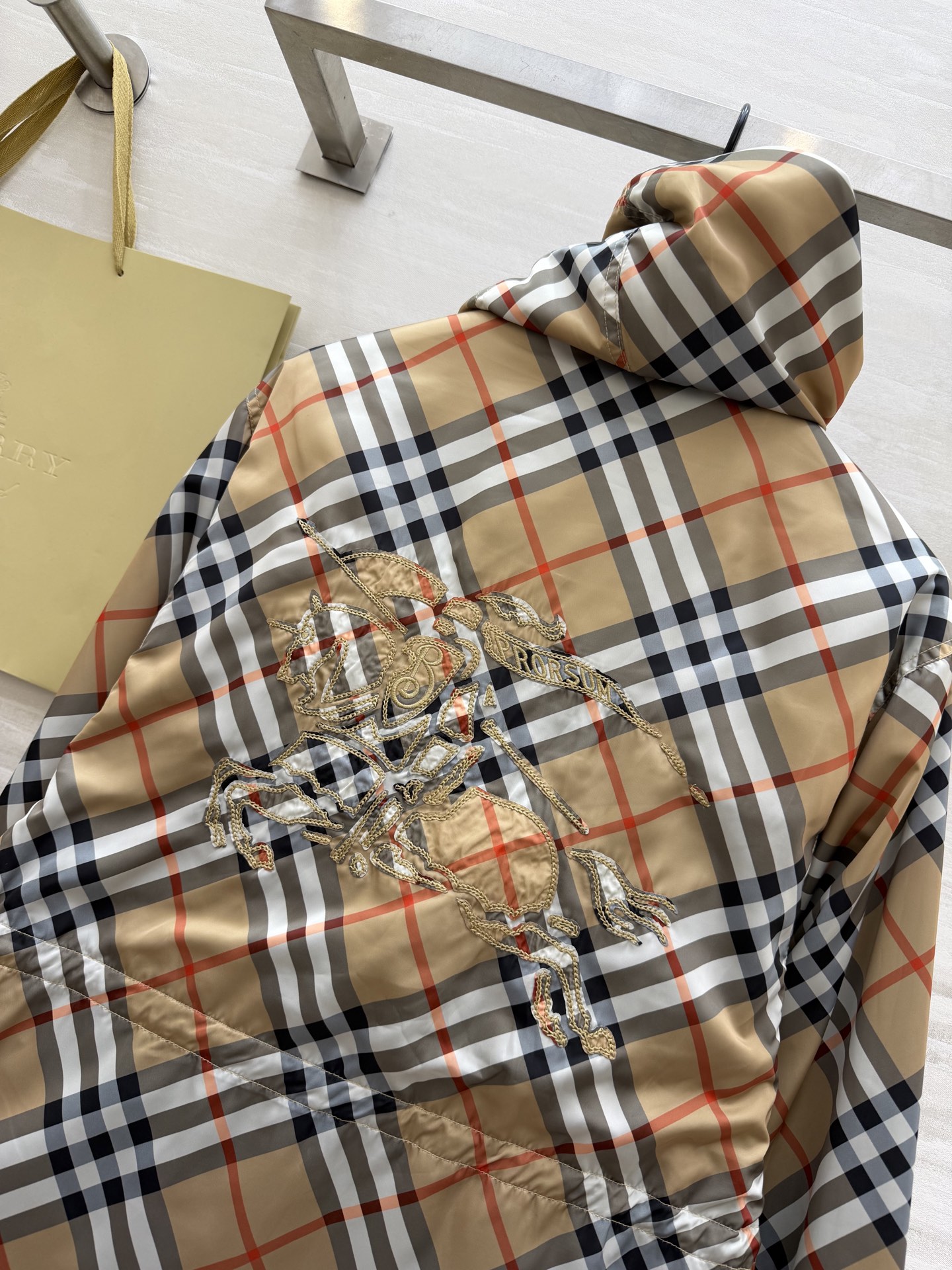 #Burberr♡²⁶新款 格纹风衣 真的戳中我了！经典Vintage格纹+抽绳收腰 ✨ 后背战马刺绣精