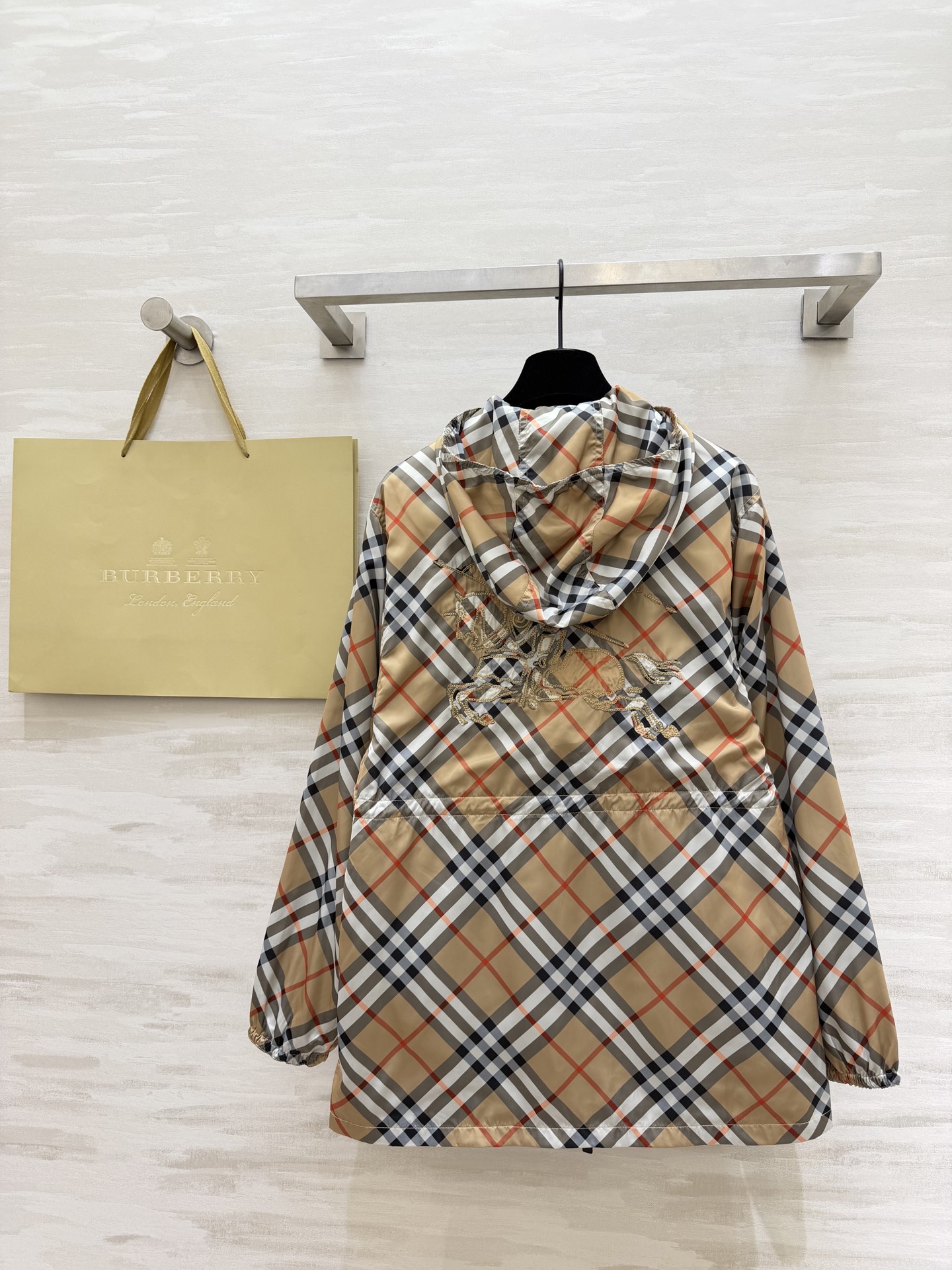 #Burberr♡²⁶新款 格纹风衣 真的戳中我了！经典Vintage格纹+抽绳收腰 ✨ 后背战马刺绣精
