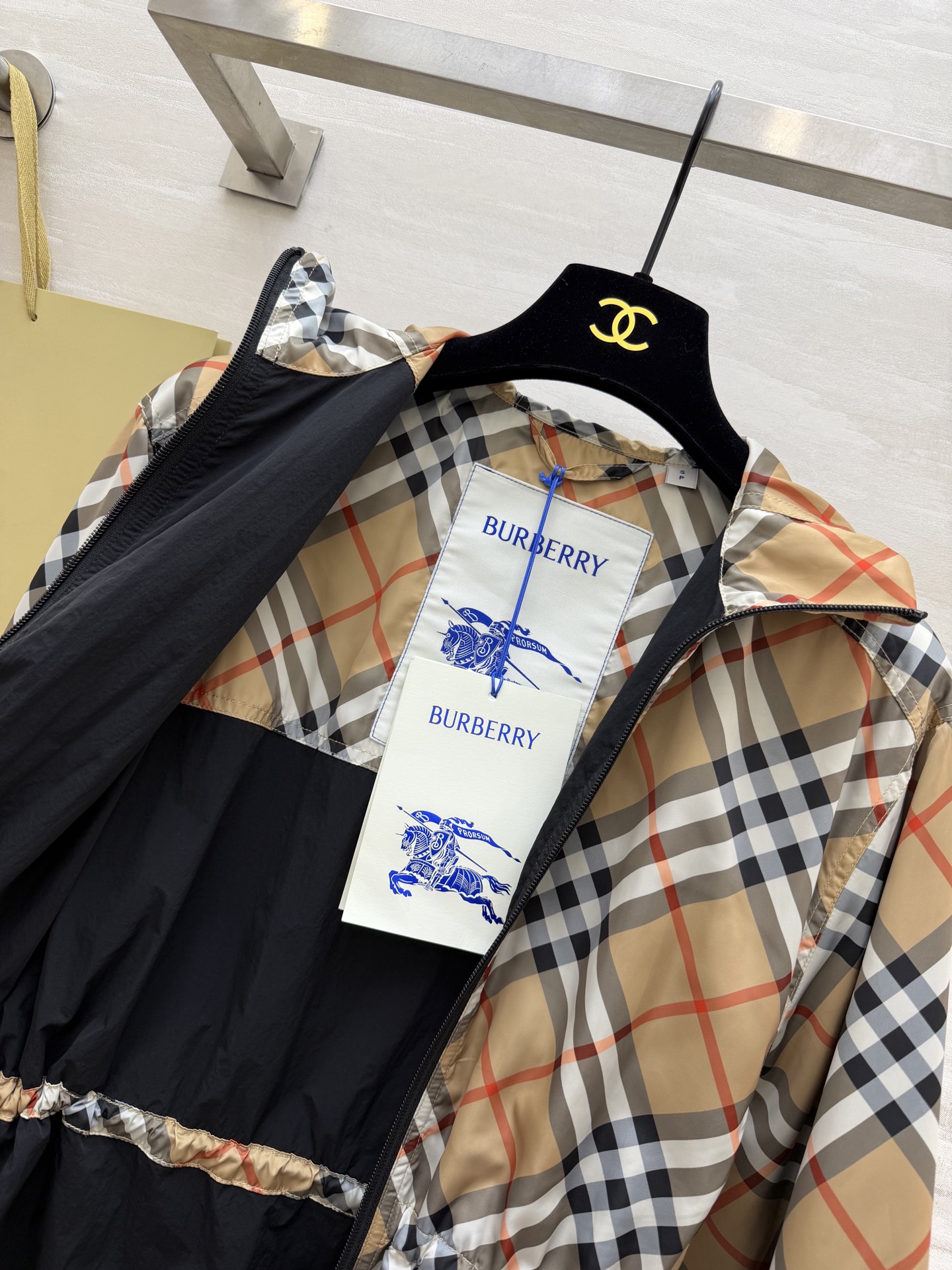 #Burberr♡²⁶新款 格纹风衣 真的戳中我了！经典Vintage格纹+抽绳收腰 ✨ 后背战马刺绣精