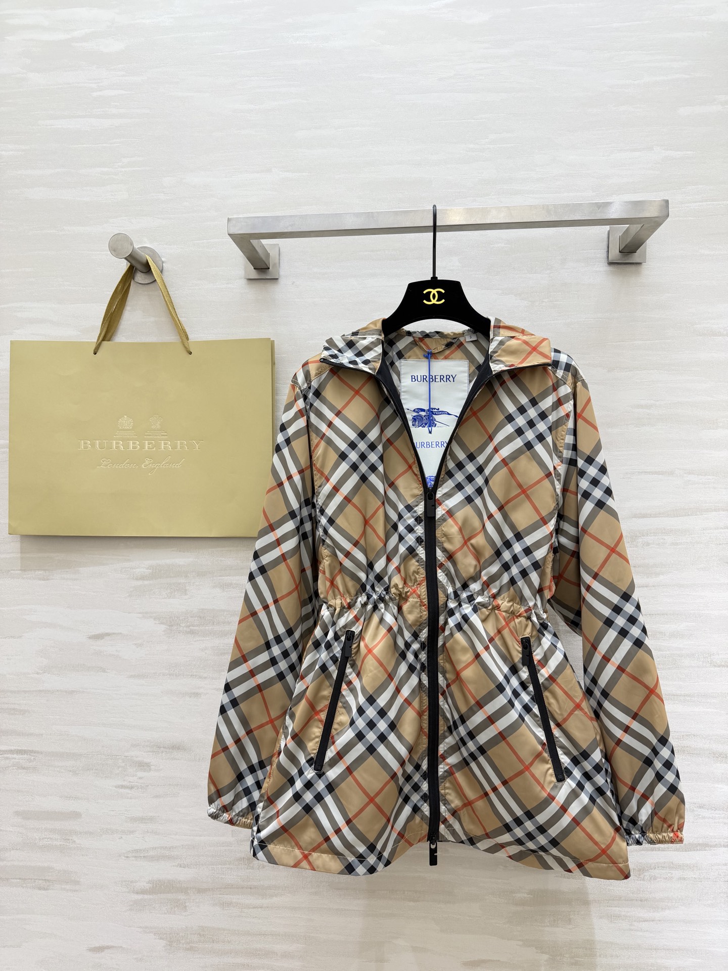 #Burberr♡²⁶新款 格纹风衣 真的戳中我了！经典Vintage格纹+抽绳收腰 ✨ 后背战马刺绣精