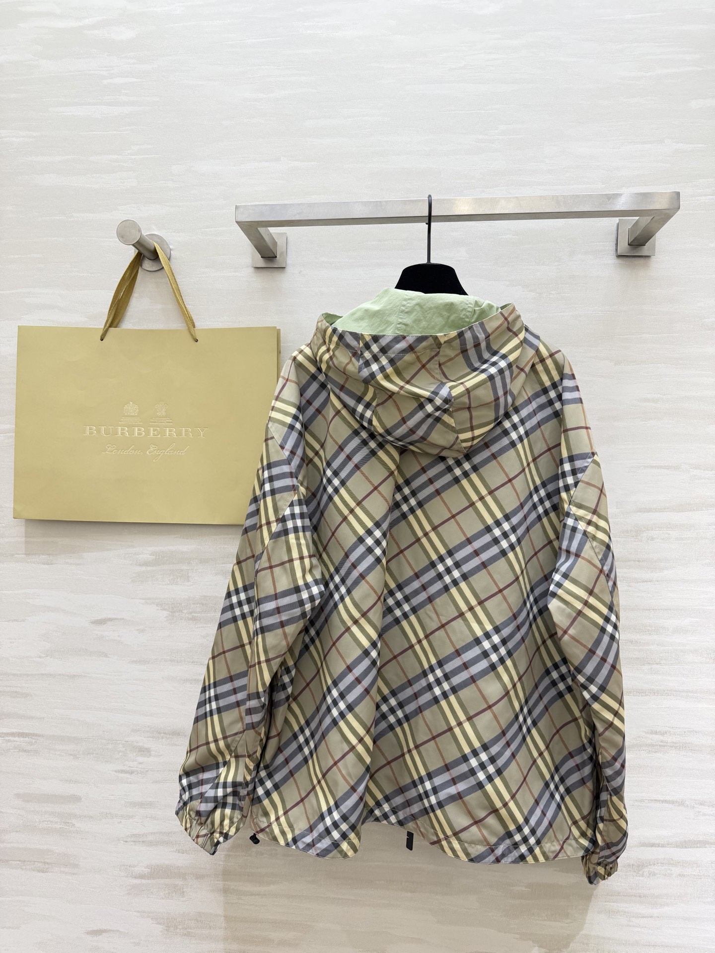 #Burberr♡²⁶ 男女同款 双面穿夹克 真的把“一衣两穿”玩明白了✨一面是经典格纹 复古英伦感拉满