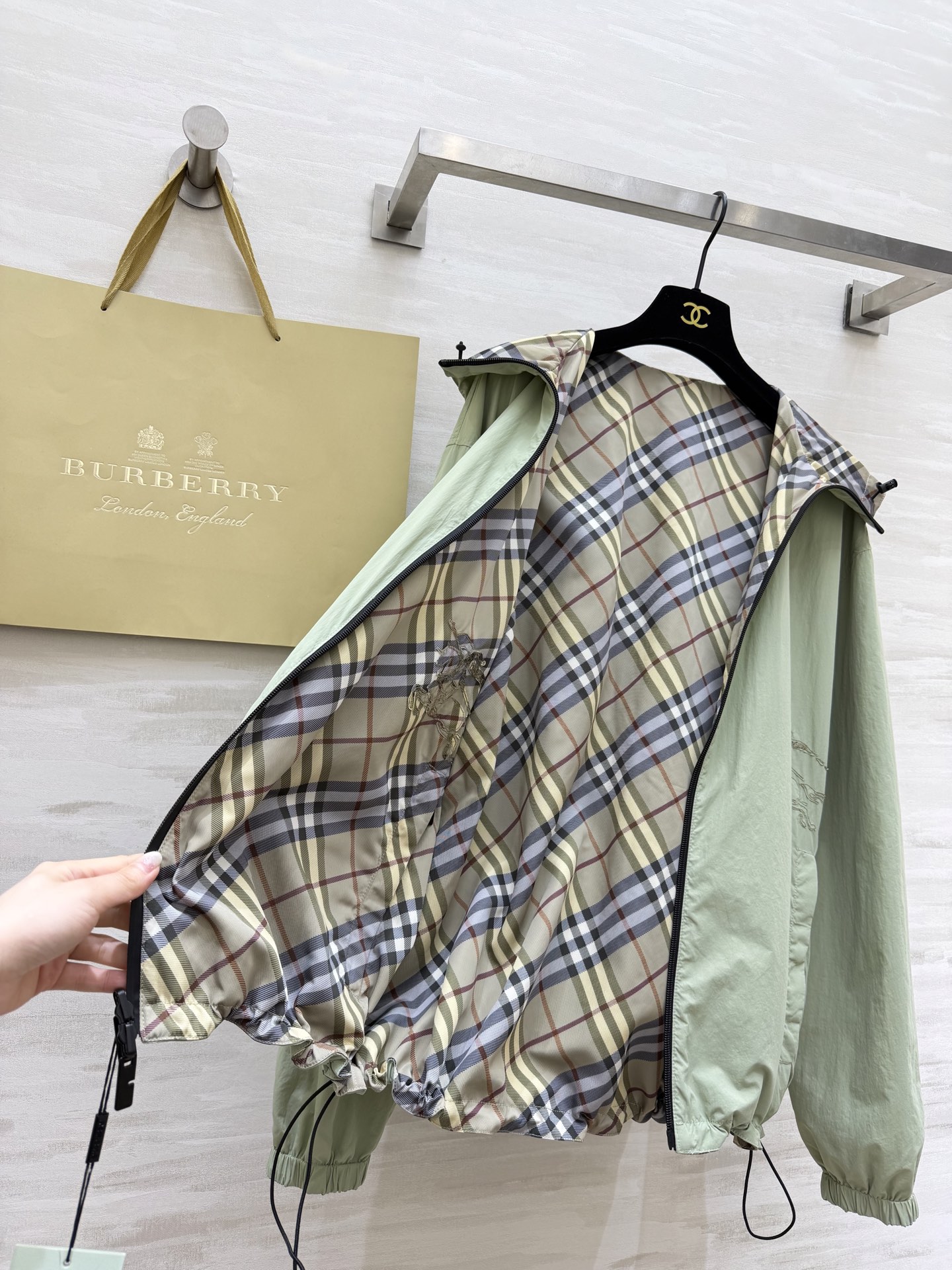 #Burberr♡²⁶ 男女同款 双面穿夹克 真的把“一衣两穿”玩明白了✨一面是经典格纹 复古英伦感拉满