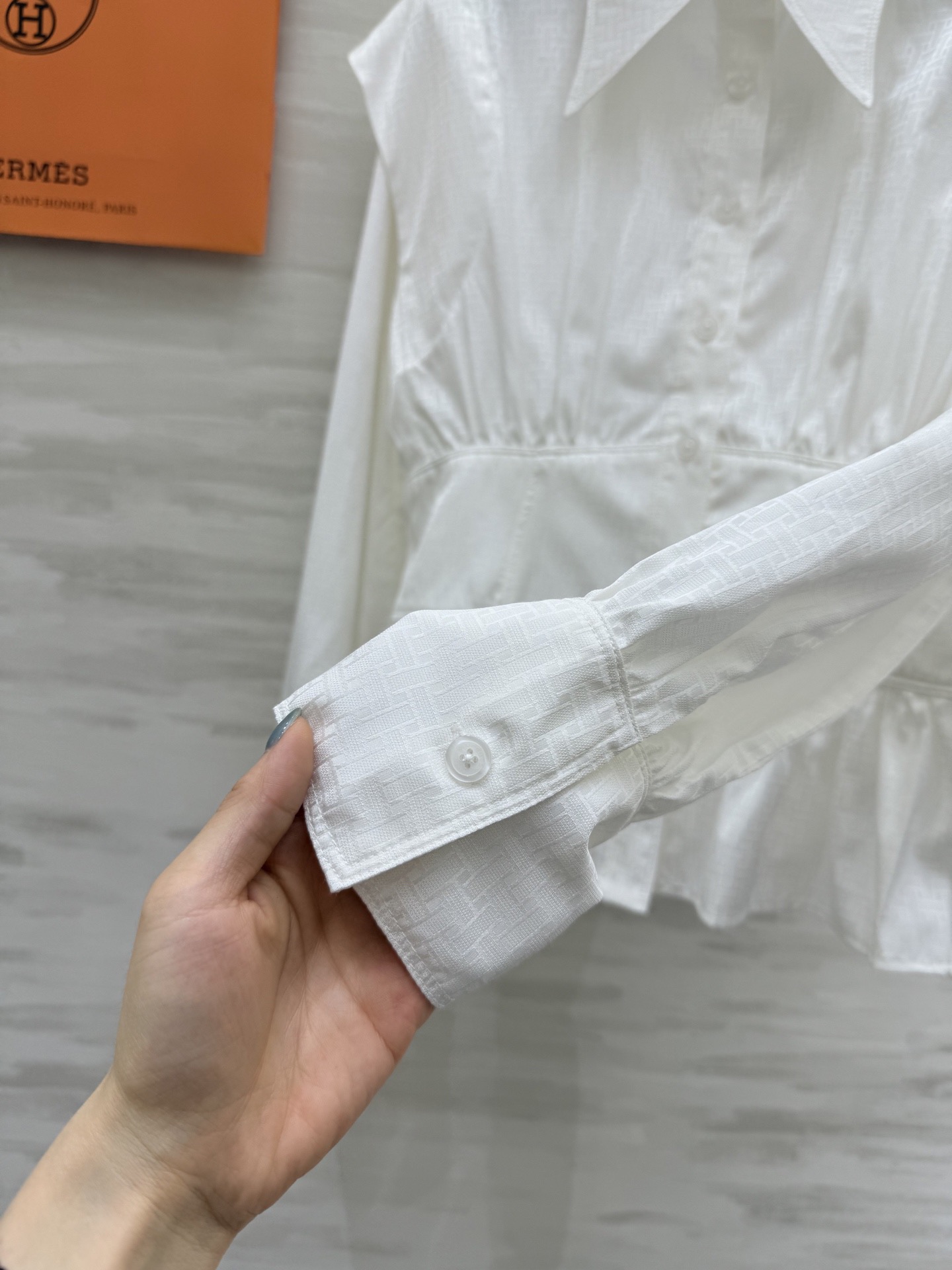 #Herme♡²⁶新款 丝棉收腰提花衬衣 高级大气 设计感收腰显瘦 定制提花丝棉面料亲肤舒适 高品质 现