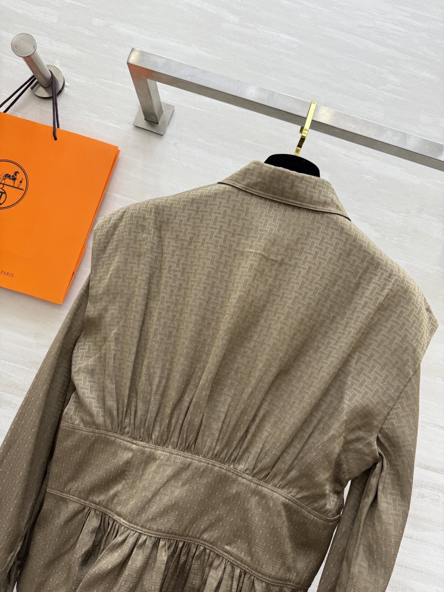 #Herme♡²⁶新款 丝棉收腰提花衬衣 高级大气 设计感收腰显瘦 定制提花丝棉面料亲肤舒适 高品质 现