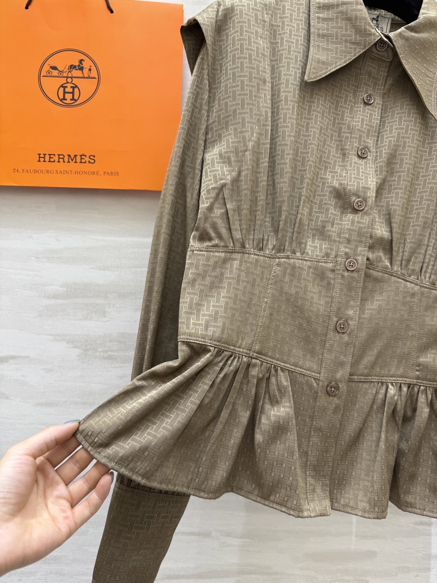 #Herme♡²⁶新款 丝棉收腰提花衬衣 高级大气 设计感收腰显瘦 定制提花丝棉面料亲肤舒适 高品质 现