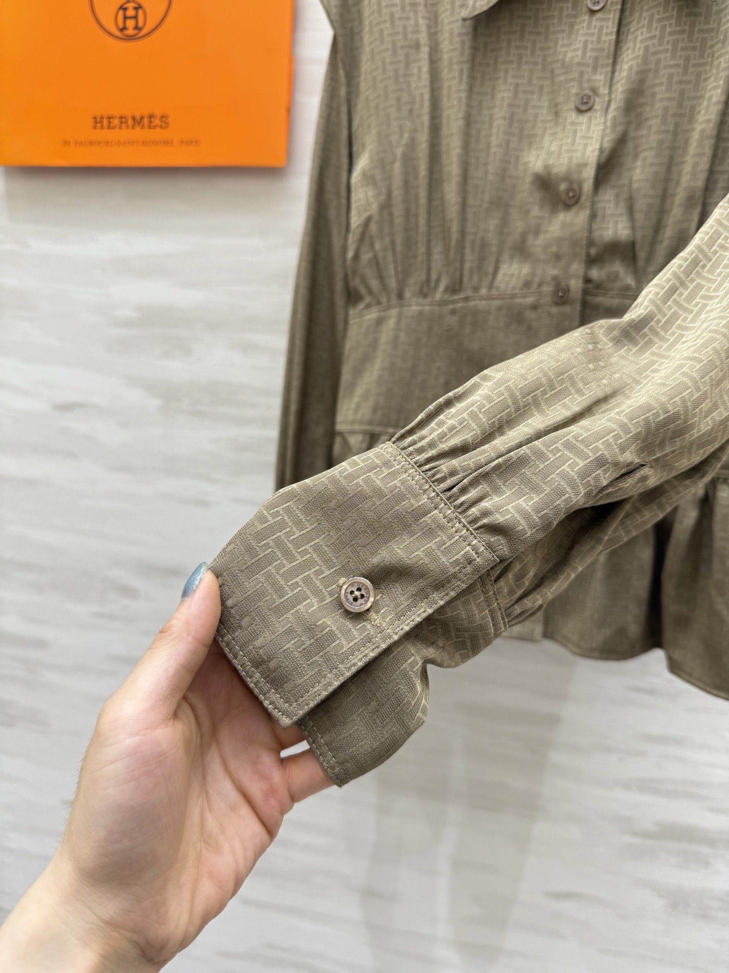 #Herme♡²⁶新款 丝棉收腰提花衬衣 高级大气 设计感收腰显瘦 定制提花丝棉面料亲肤舒适 高品质 现