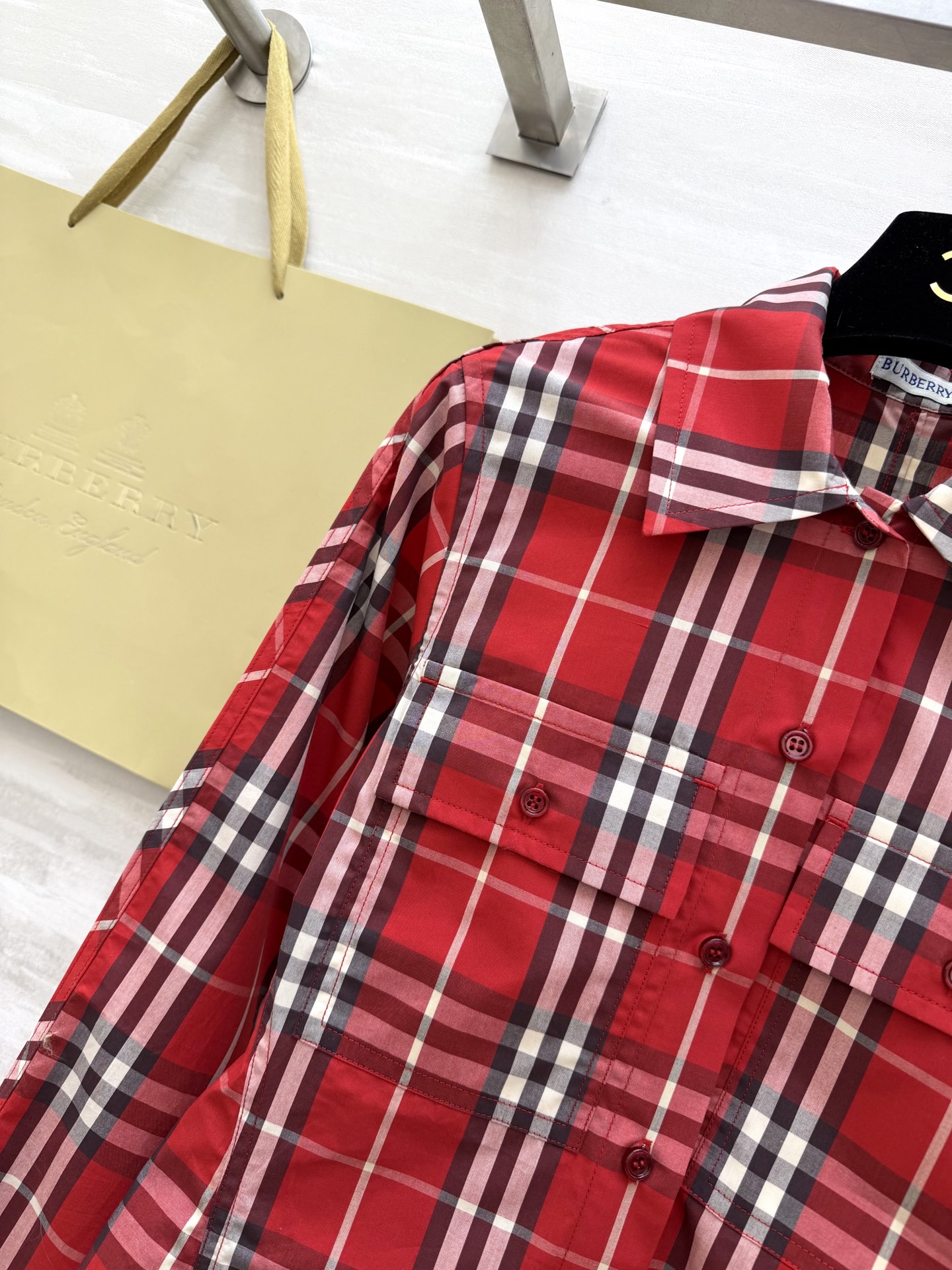 #Burberr♡²⁶马年限定红衬衣 新年氛围感焊身上 选的蜡笔红格纹款太戳我了✨收腰设计上身巨显瘦 高
