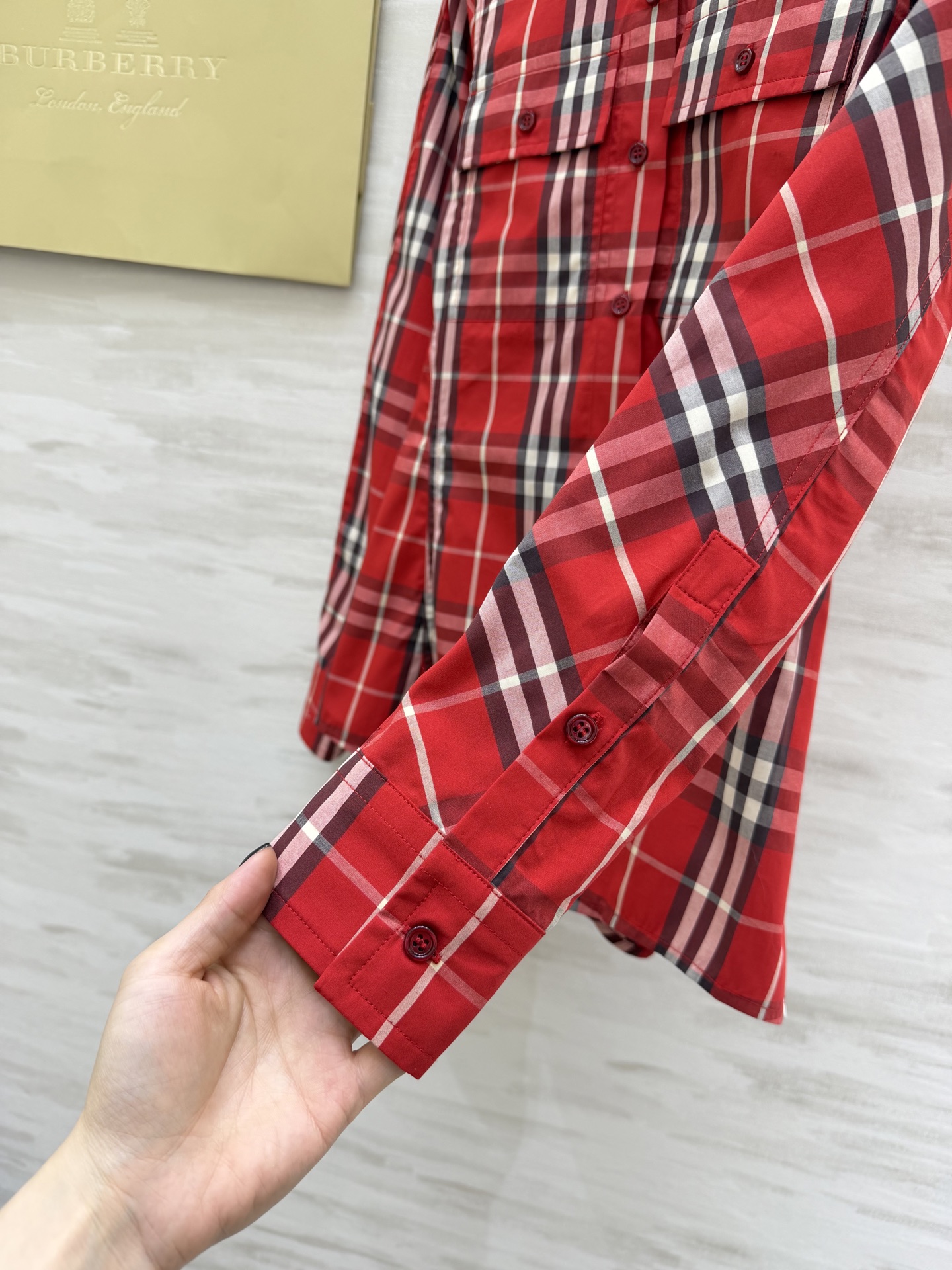 #Burberr♡²⁶马年限定红衬衣 新年氛围感焊身上 选的蜡笔红格纹款太戳我了✨收腰设计上身巨显瘦 高