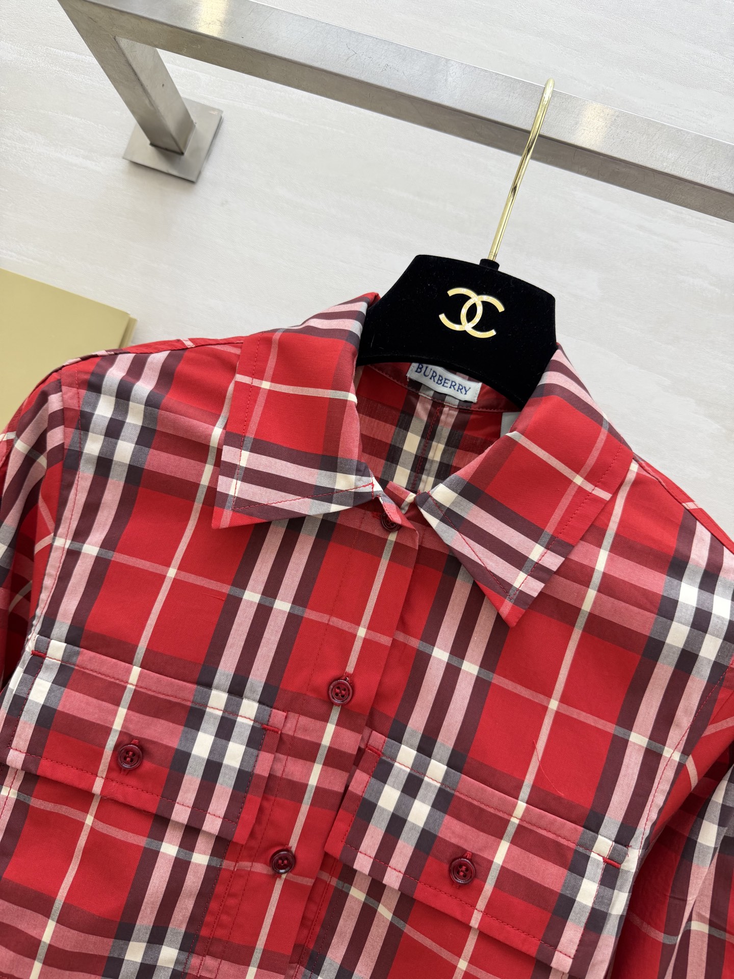 #Burberr♡²⁶马年限定红衬衣 新年氛围感焊身上 选的蜡笔红格纹款太戳我了✨收腰设计上身巨显瘦 高