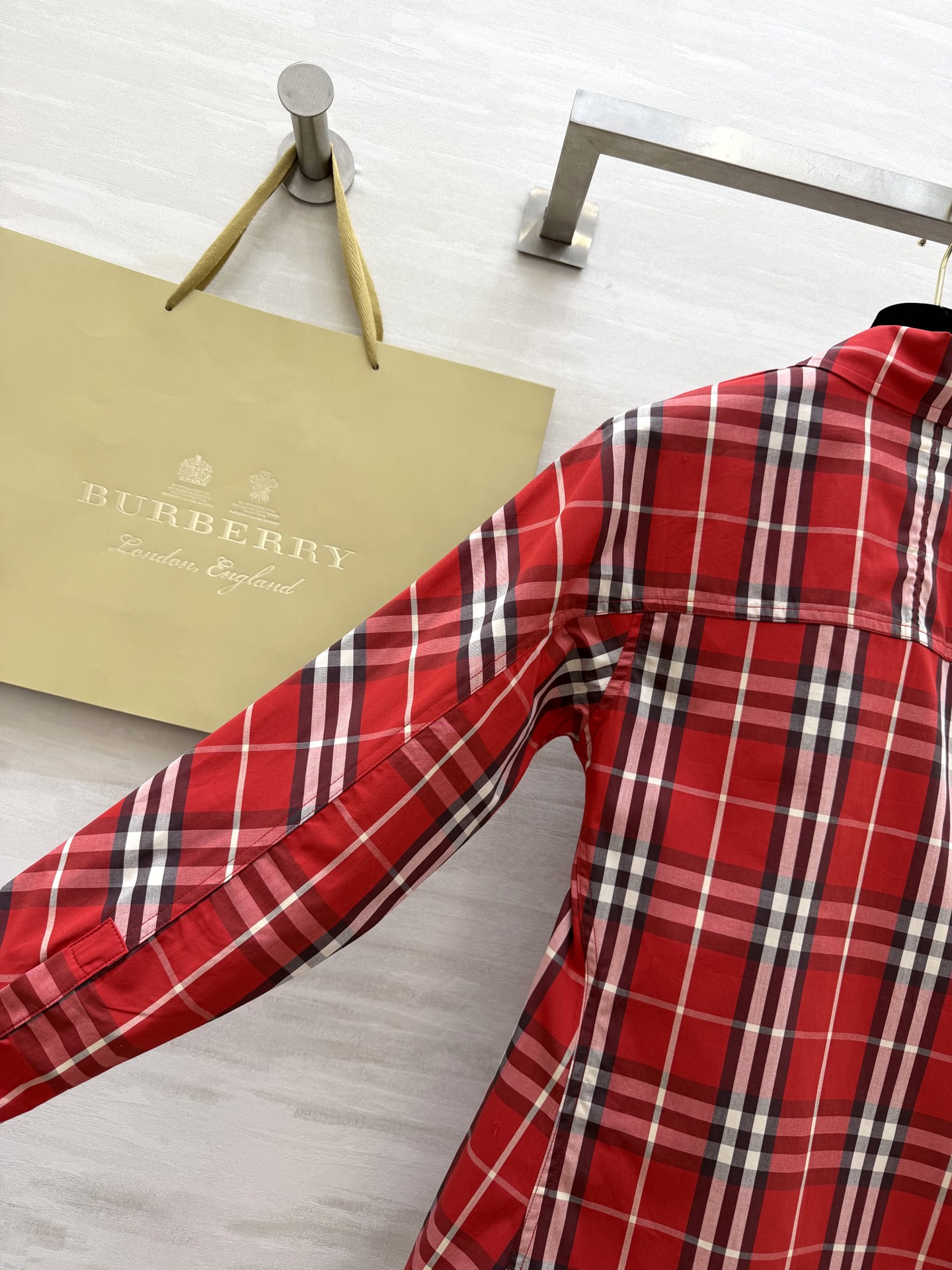 #Burberr♡²⁶马年限定红衬衣 新年氛围感焊身上 选的蜡笔红格纹款太戳我了✨收腰设计上身巨显瘦 高