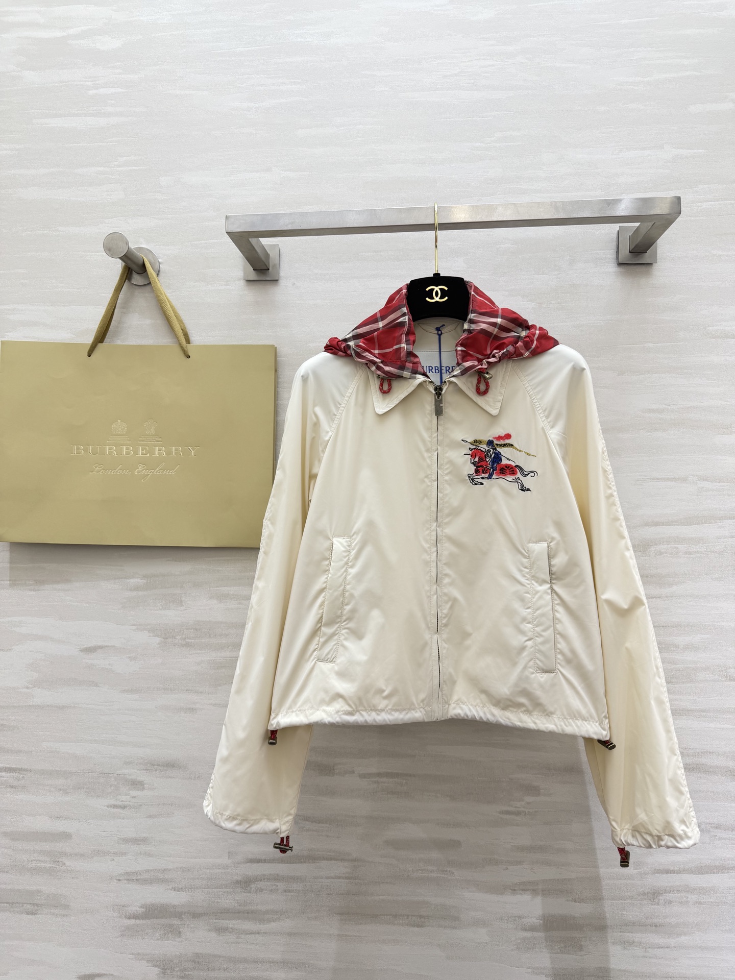 𝐁𝐮𝐫𝐛𝐞𝐫𝐫𝐲 𝐄𝐪𝐮𝐞𝐬𝐭𝐫𝐢𝐚𝐧 𝐉𝐚𝐜𝐤𝐞𝐭奶白色调自带柔光滤镜，标志性马术骑士刺绣低调又显贵，