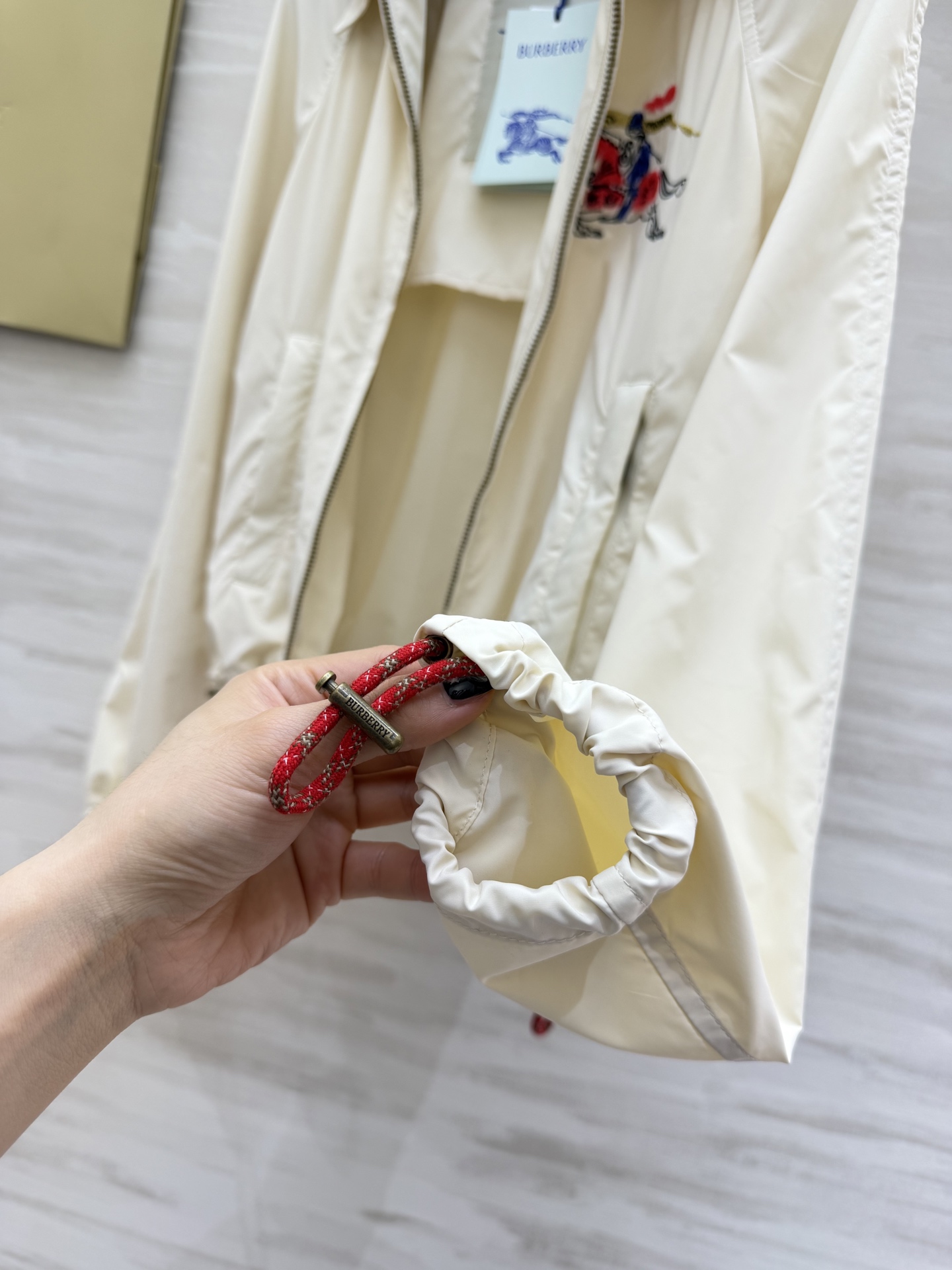 𝐁𝐮𝐫𝐛𝐞𝐫𝐫𝐲 𝐄𝐪𝐮𝐞𝐬𝐭𝐫𝐢𝐚𝐧 𝐉𝐚𝐜𝐤𝐞𝐭奶白色调自带柔光滤镜，标志性马术骑士刺绣低调又显贵，