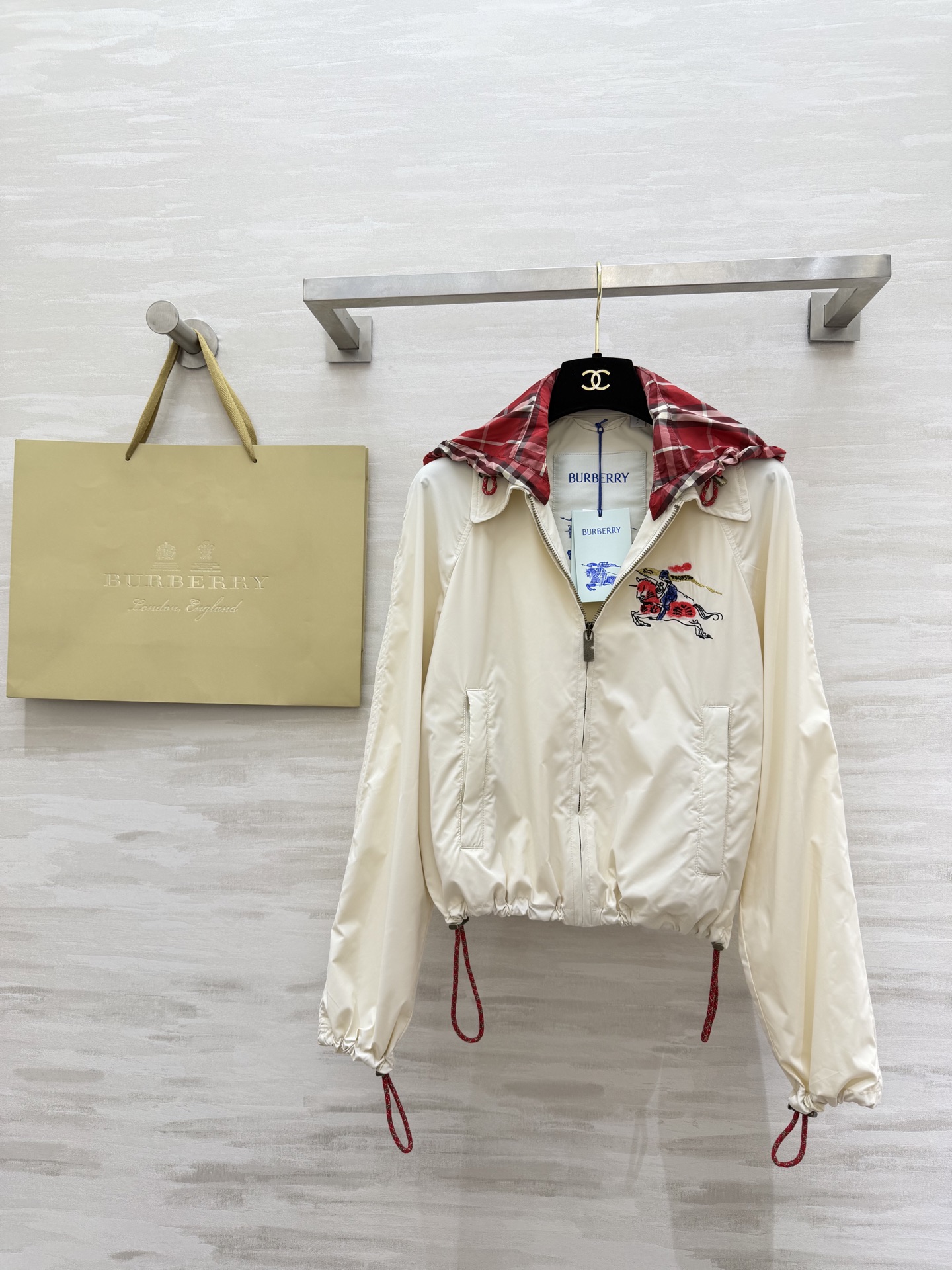 𝐁𝐮𝐫𝐛𝐞𝐫𝐫𝐲 𝐄𝐪𝐮𝐞𝐬𝐭𝐫𝐢𝐚𝐧 𝐉𝐚𝐜𝐤𝐞𝐭奶白色调自带柔光滤镜，标志性马术骑士刺绣低调又显贵，