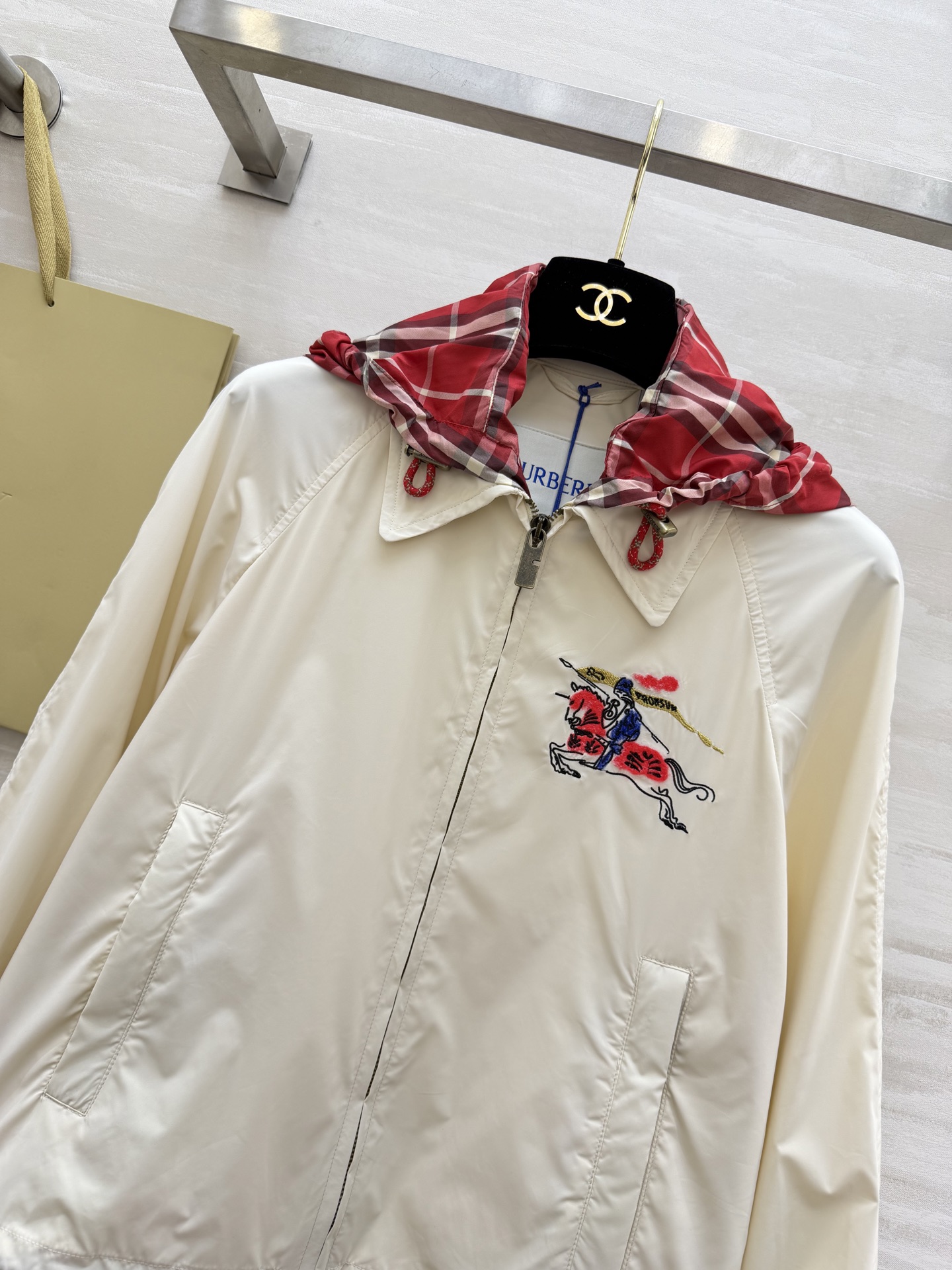 𝐁𝐮𝐫𝐛𝐞𝐫𝐫𝐲 𝐄𝐪𝐮𝐞𝐬𝐭𝐫𝐢𝐚𝐧 𝐉𝐚𝐜𝐤𝐞𝐭奶白色调自带柔光滤镜，标志性马术骑士刺绣低调又显贵，