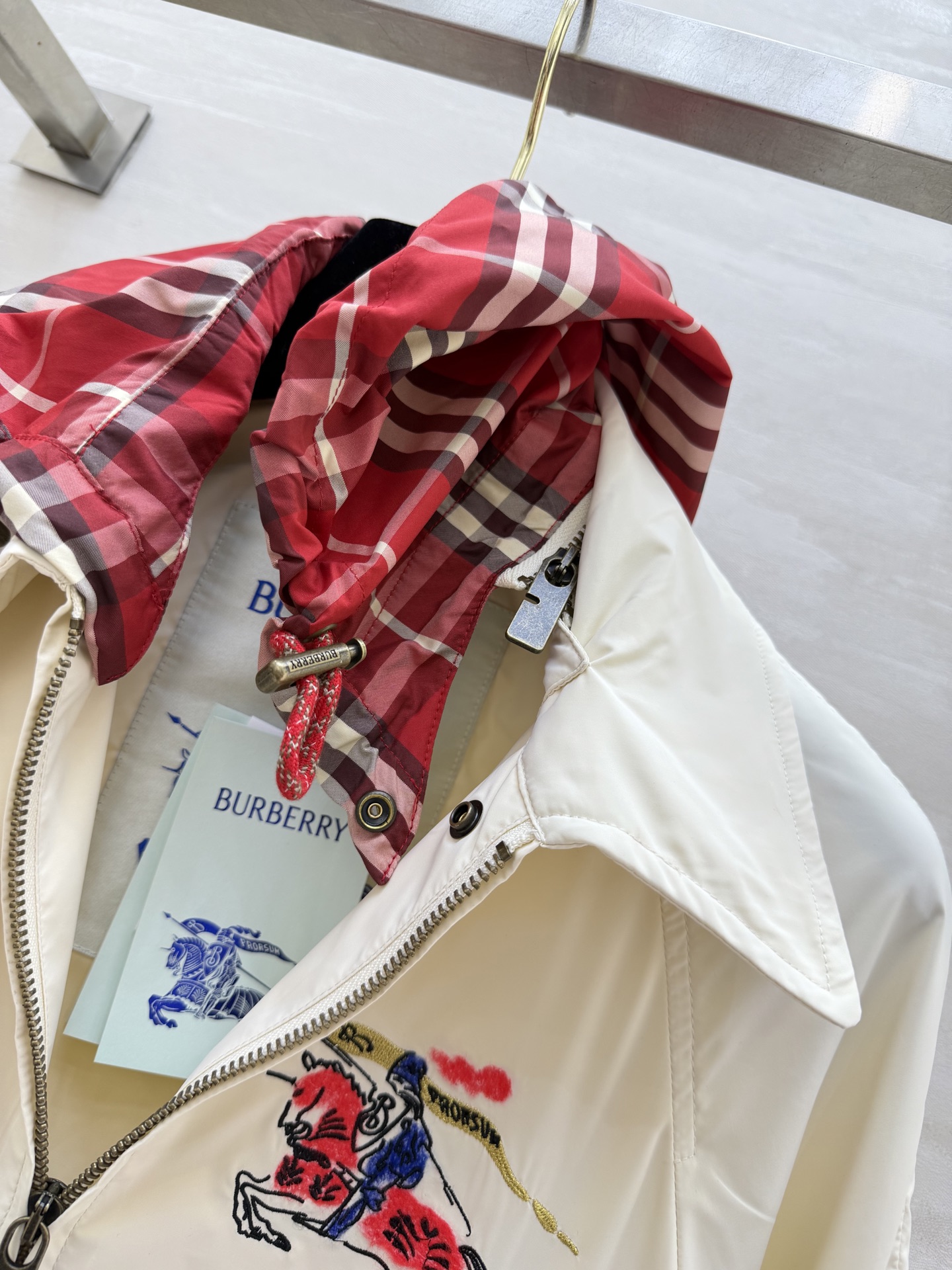 𝐁𝐮𝐫𝐛𝐞𝐫𝐫𝐲 𝐄𝐪𝐮𝐞𝐬𝐭𝐫𝐢𝐚𝐧 𝐉𝐚𝐜𝐤𝐞𝐭奶白色调自带柔光滤镜，标志性马术骑士刺绣低调又显贵，