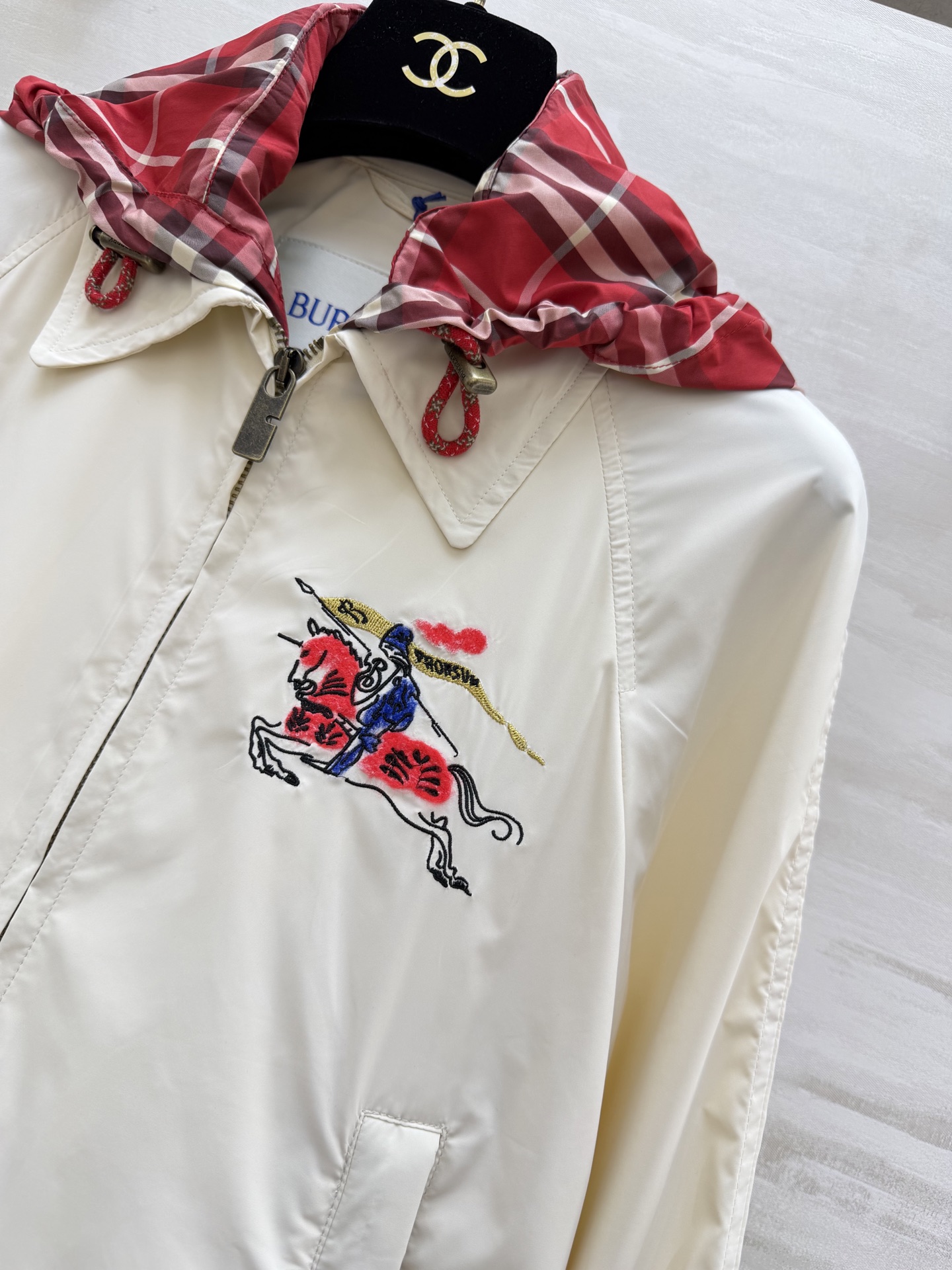 𝐁𝐮𝐫𝐛𝐞𝐫𝐫𝐲 𝐄𝐪𝐮𝐞𝐬𝐭𝐫𝐢𝐚𝐧 𝐉𝐚𝐜𝐤𝐞𝐭奶白色调自带柔光滤镜，标志性马术骑士刺绣低调又显贵，