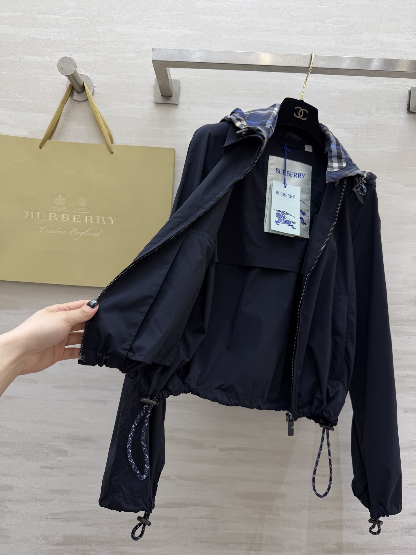 𝐁𝐮𝐫𝐛𝐞𝐫𝐫𝐲 𝐄𝐪𝐮𝐞𝐬𝐭𝐫𝐢𝐚𝐧 𝐉𝐚𝐜𝐤𝐞𝐭深蓝色调自带神秘高级感滤镜，标志性马术骑士刺绣低调又