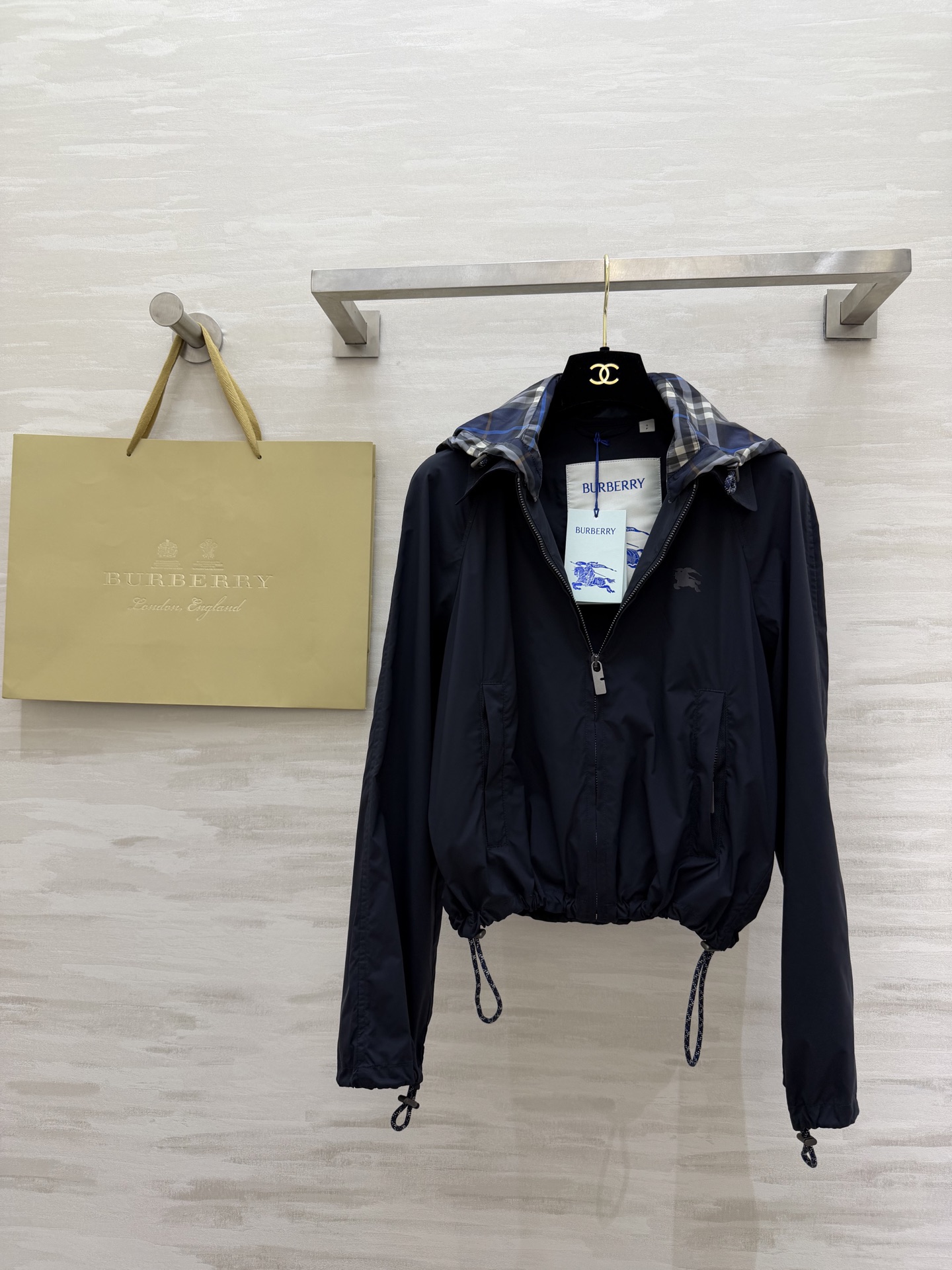 𝐁𝐮𝐫𝐛𝐞𝐫𝐫𝐲 𝐄𝐪𝐮𝐞𝐬𝐭𝐫𝐢𝐚𝐧 𝐉𝐚𝐜𝐤𝐞𝐭深蓝色调自带神秘高级感滤镜，标志性马术骑士刺绣低调又