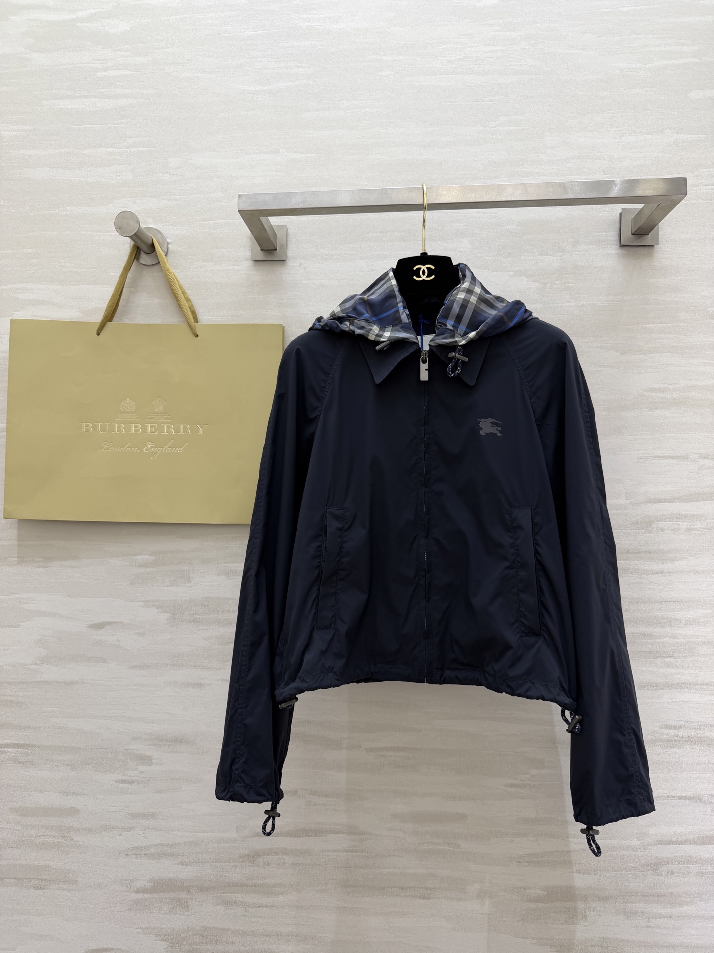 𝐁𝐮𝐫𝐛𝐞𝐫𝐫𝐲 𝐄𝐪𝐮𝐞𝐬𝐭𝐫𝐢𝐚𝐧 𝐉𝐚𝐜𝐤𝐞𝐭深蓝色调自带神秘高级感滤镜，标志性马术骑士刺绣低调又