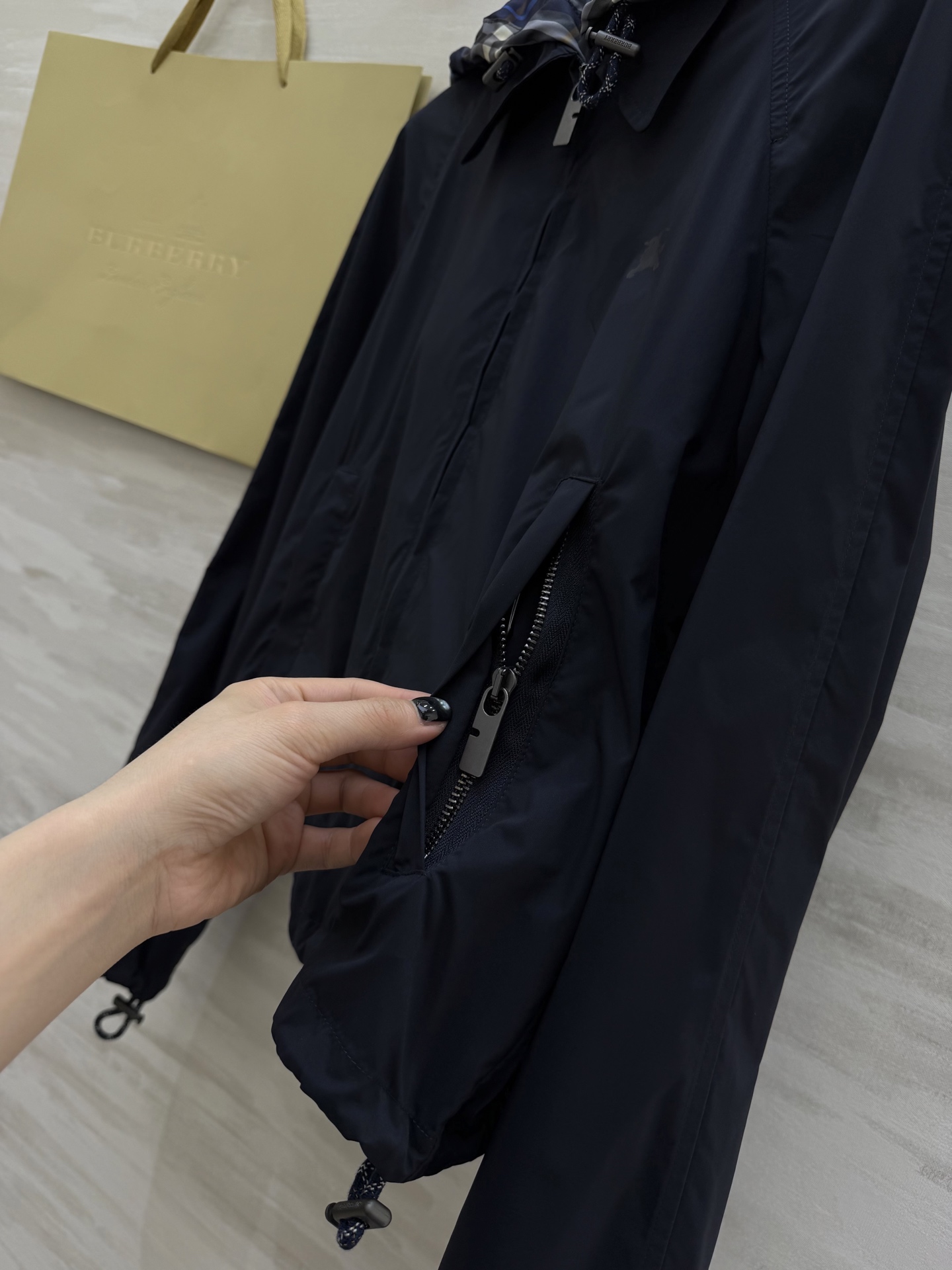 𝐁𝐮𝐫𝐛𝐞𝐫𝐫𝐲 𝐄𝐪𝐮𝐞𝐬𝐭𝐫𝐢𝐚𝐧 𝐉𝐚𝐜𝐤𝐞𝐭深蓝色调自带神秘高级感滤镜，标志性马术骑士刺绣低调又