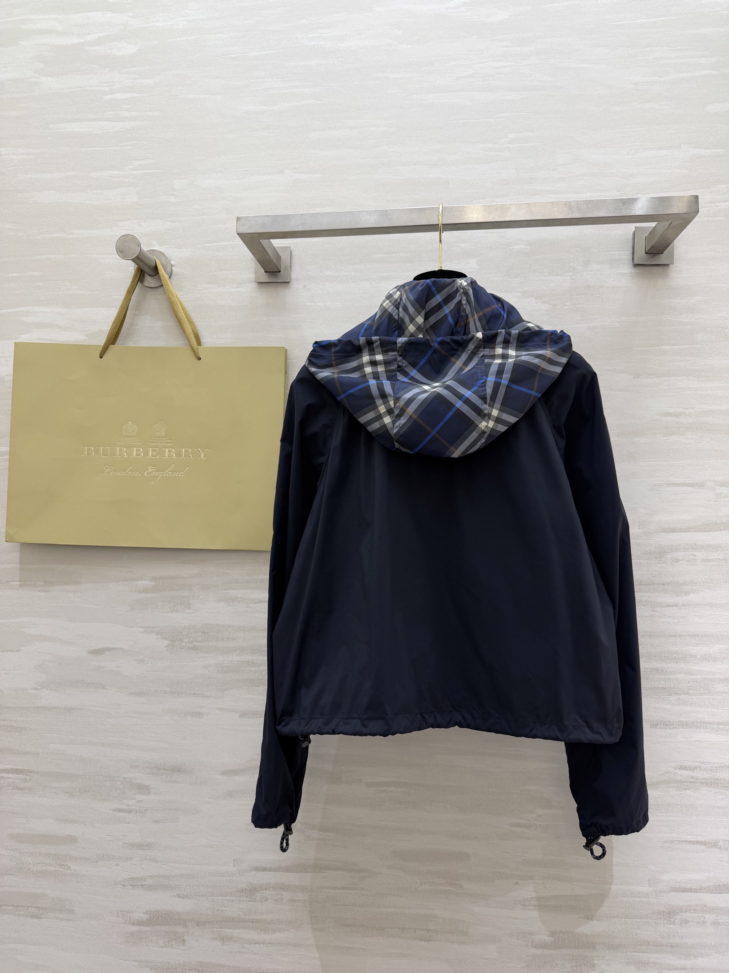 𝐁𝐮𝐫𝐛𝐞𝐫𝐫𝐲 𝐄𝐪𝐮𝐞𝐬𝐭𝐫𝐢𝐚𝐧 𝐉𝐚𝐜𝐤𝐞𝐭深蓝色调自带神秘高级感滤镜，标志性马术骑士刺绣低调又