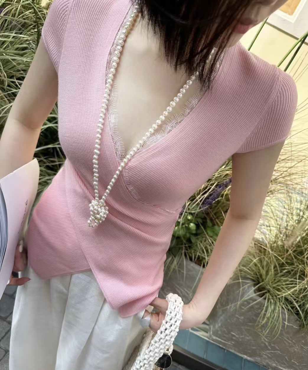 #DIO♡²⁶新款 交叉设计感蕾丝拼接上衣 优雅女人气质十足 定制睫毛蕾丝点缀优雅迷人 设计感交叉超级显