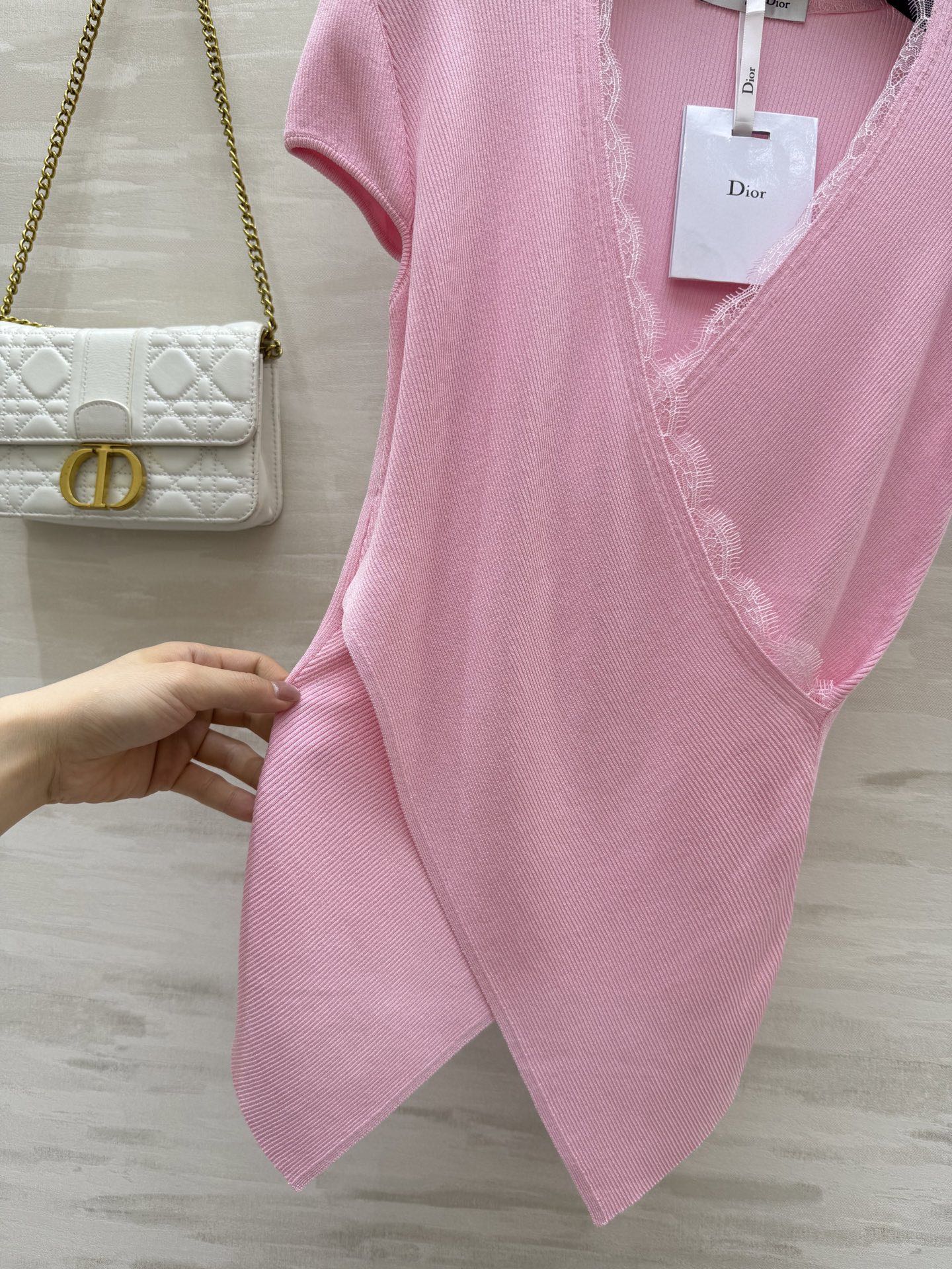 #DIO♡²⁶新款 交叉设计感蕾丝拼接上衣 优雅女人气质十足 定制睫毛蕾丝点缀优雅迷人 设计感交叉超级显