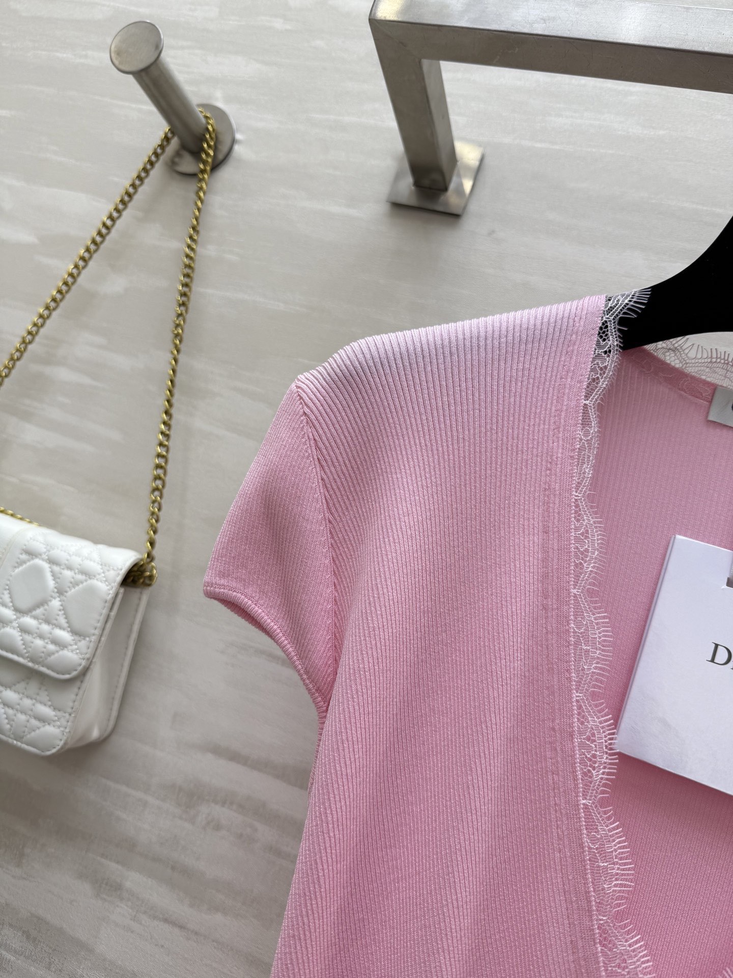 #DIO♡²⁶新款 交叉设计感蕾丝拼接上衣 优雅女人气质十足 定制睫毛蕾丝点缀优雅迷人 设计感交叉超级显