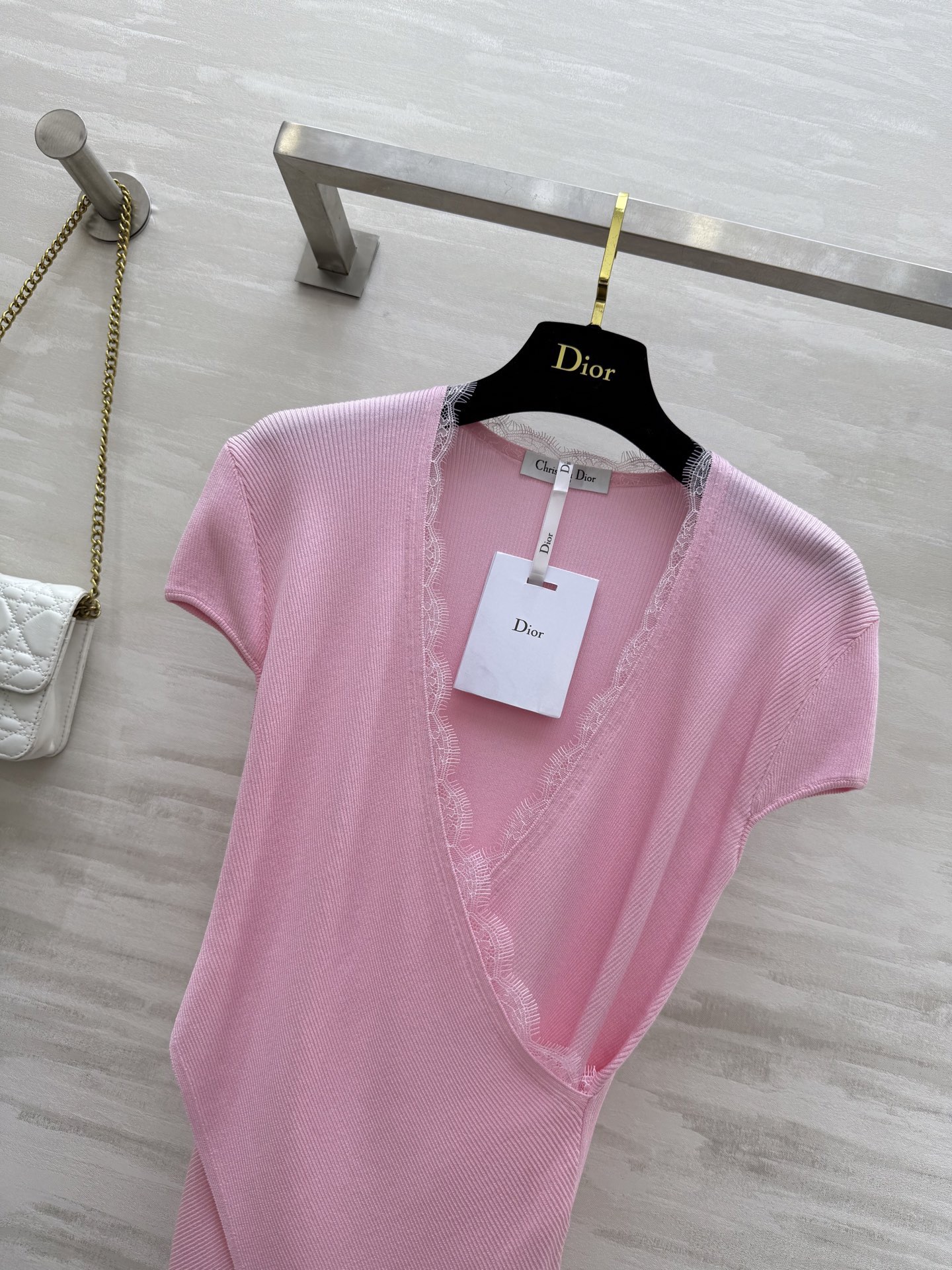 #DIO♡²⁶新款 交叉设计感蕾丝拼接上衣 优雅女人气质十足 定制睫毛蕾丝点缀优雅迷人 设计感交叉超级显