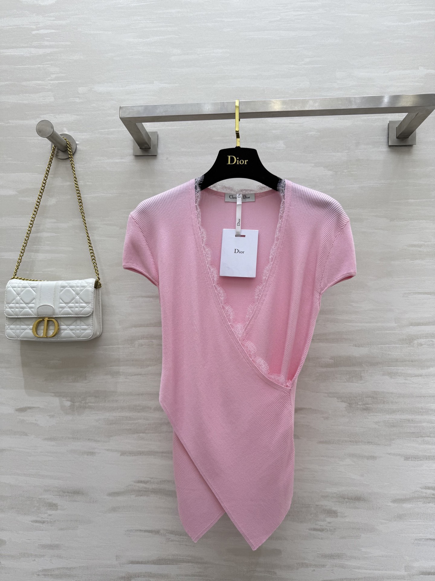 #DIO♡²⁶新款 交叉设计感蕾丝拼接上衣 优雅女人气质十足 定制睫毛蕾丝点缀优雅迷人 设计感交叉超级显