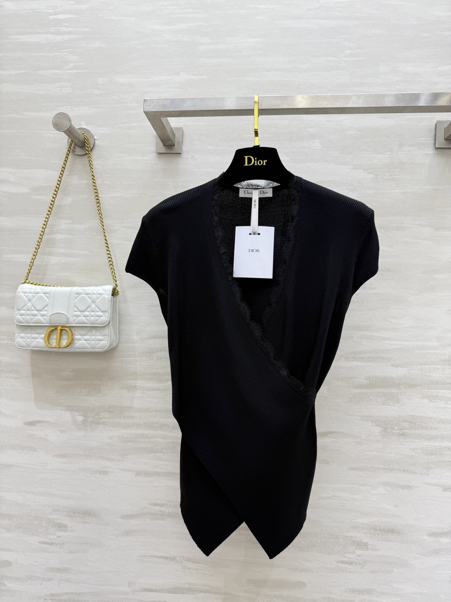 #DIO♡²⁶新款 交叉设计感蕾丝拼接上衣 优雅女人气质十足 定制睫毛蕾丝点缀优雅迷人 设计感交叉超级显