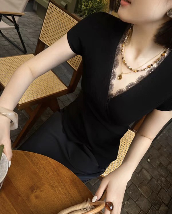 #DIO♡²⁶新款 交叉设计感蕾丝拼接上衣 优雅女人气质十足 定制睫毛蕾丝点缀优雅迷人 设计感交叉超级显