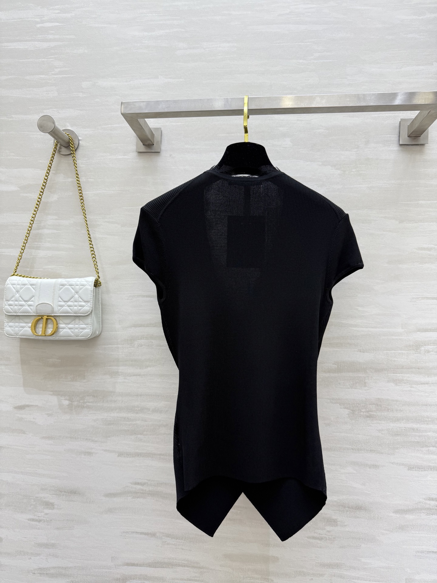 #DIO♡²⁶新款 交叉设计感蕾丝拼接上衣 优雅女人气质十足 定制睫毛蕾丝点缀优雅迷人 设计感交叉超级显