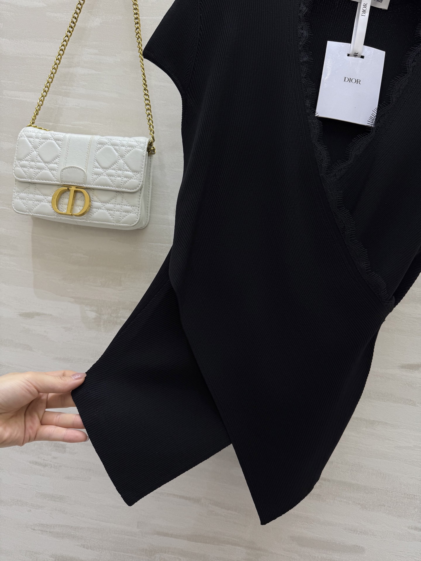 #DIO♡²⁶新款 交叉设计感蕾丝拼接上衣 优雅女人气质十足 定制睫毛蕾丝点缀优雅迷人 设计感交叉超级显