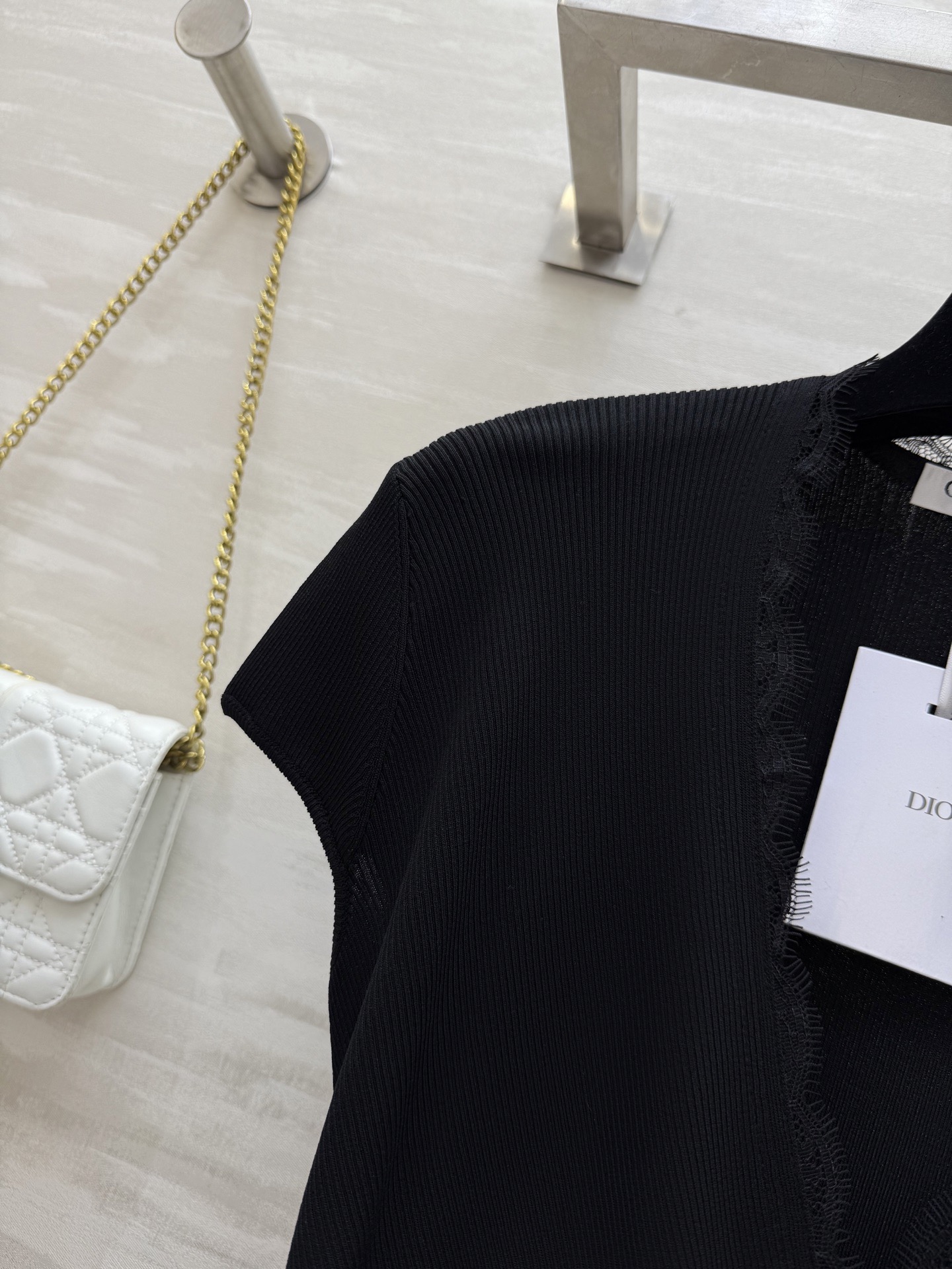 #DIO♡²⁶新款 交叉设计感蕾丝拼接上衣 优雅女人气质十足 定制睫毛蕾丝点缀优雅迷人 设计感交叉超级显