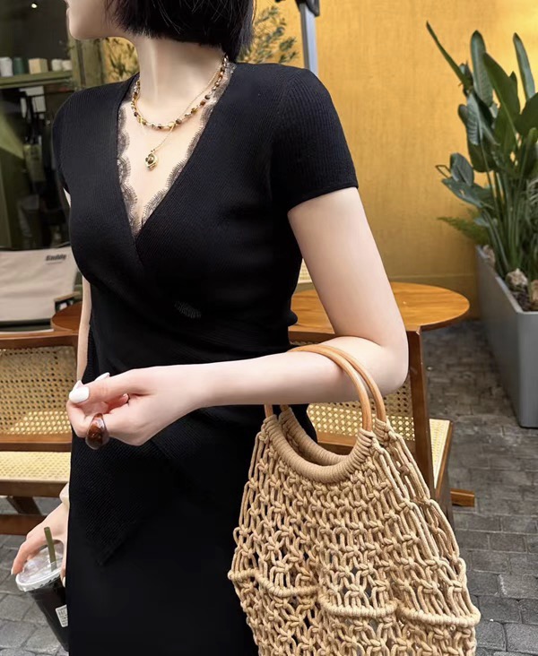 #DIO♡²⁶新款 交叉设计感蕾丝拼接上衣 优雅女人气质十足 定制睫毛蕾丝点缀优雅迷人 设计感交叉超级显