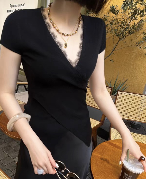 #DIO♡²⁶新款 交叉设计感蕾丝拼接上衣 优雅女人气质十足 定制睫毛蕾丝点缀优雅迷人 设计感交叉超级显