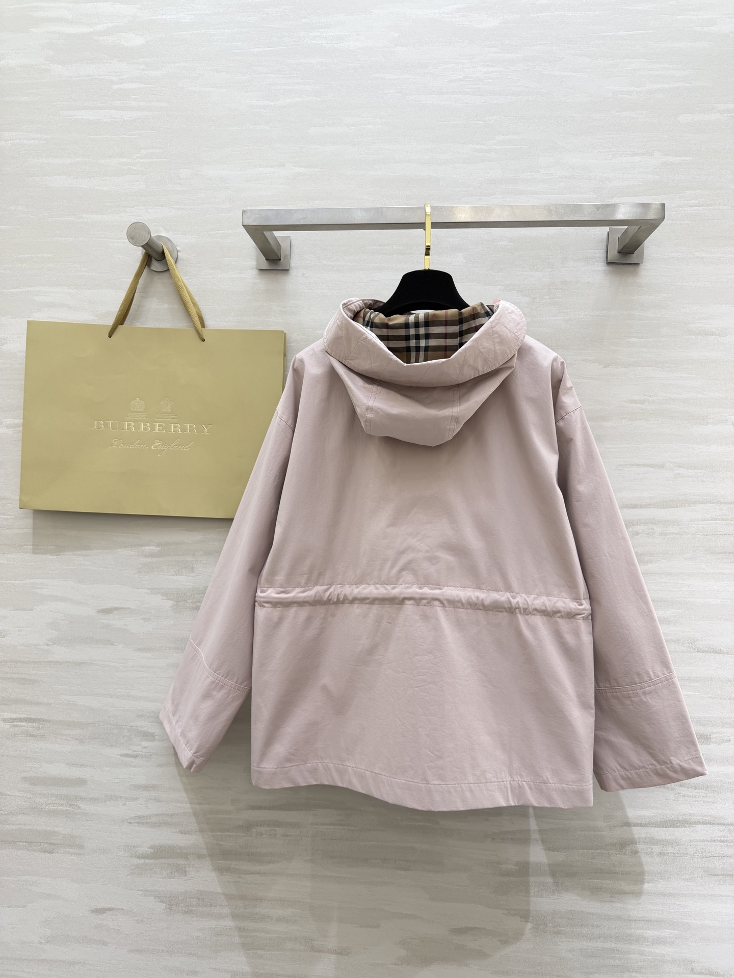 #Burberr♡²⁶新款 连帽抽绳收腰外套 年度宝藏单品！浅粉温柔减龄，橄榄绿复古显白，抽绳收腰+经典