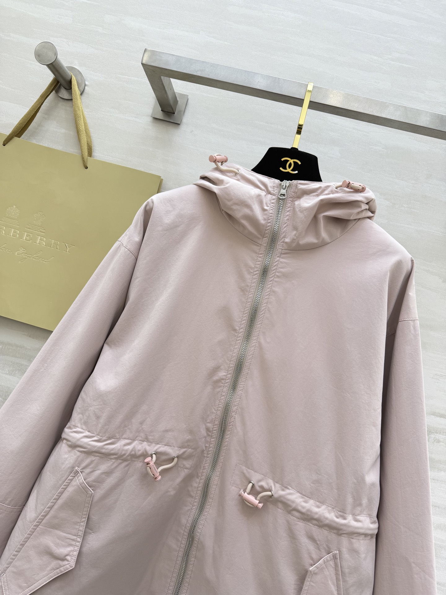 #Burberr♡²⁶新款 连帽抽绳收腰外套 年度宝藏单品！浅粉温柔减龄，橄榄绿复古显白，抽绳收腰+经典