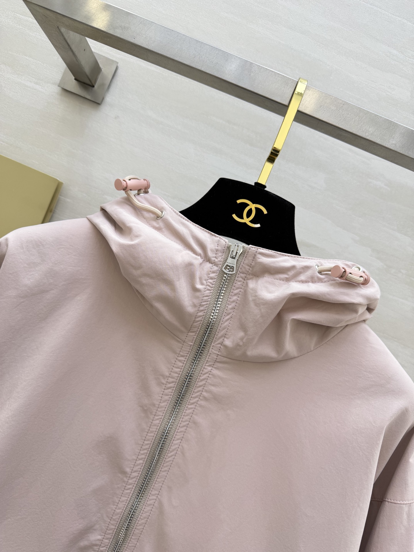 #Burberr♡²⁶新款 连帽抽绳收腰外套 年度宝藏单品！浅粉温柔减龄，橄榄绿复古显白，抽绳收腰+经典