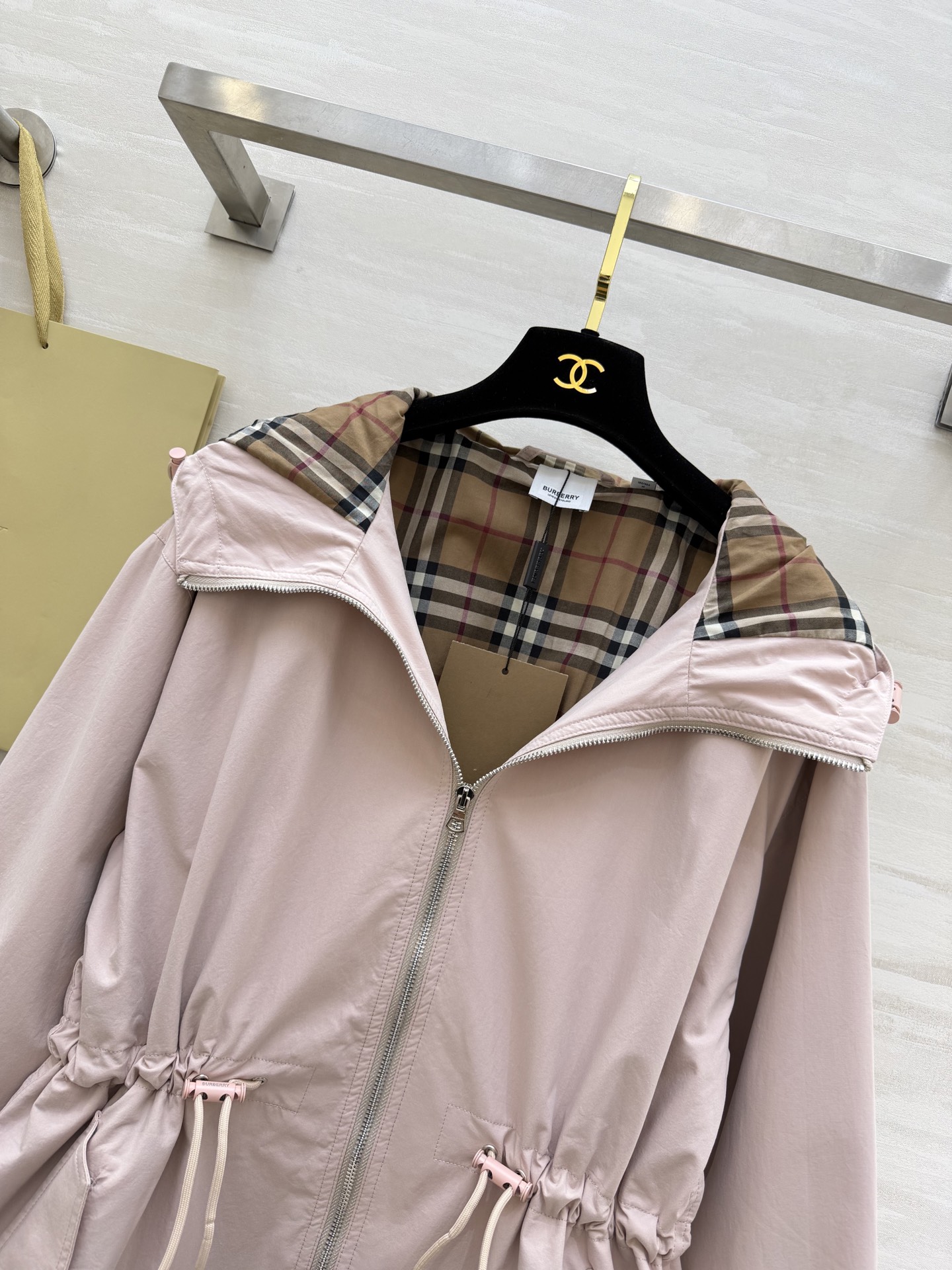 #Burberr♡²⁶新款 连帽抽绳收腰外套 年度宝藏单品！浅粉温柔减龄，橄榄绿复古显白，抽绳收腰+经典