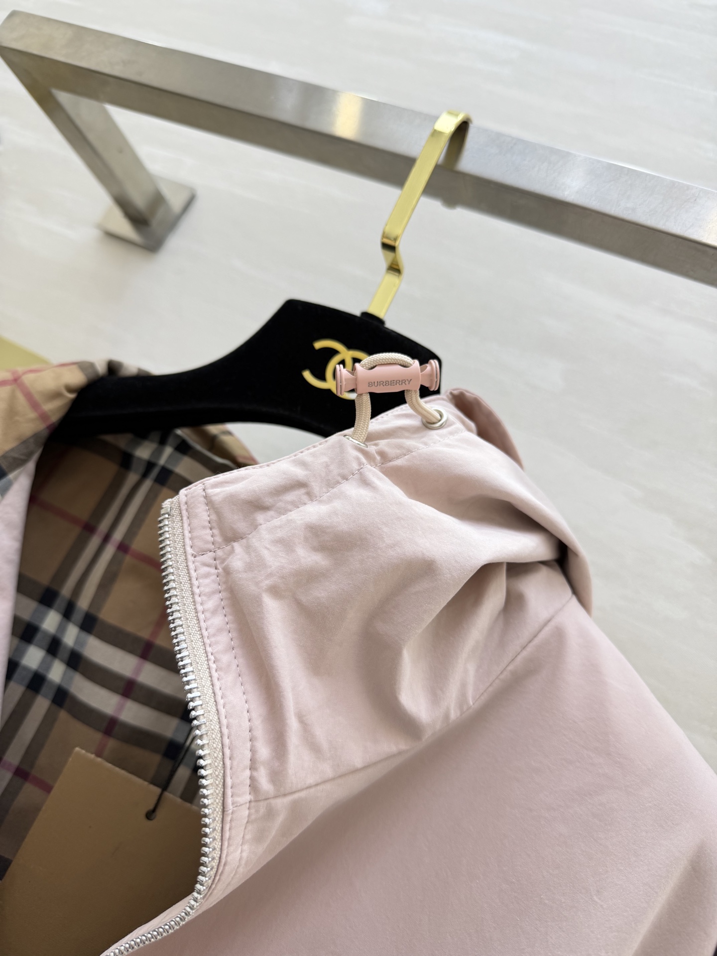 #Burberr♡²⁶新款 连帽抽绳收腰外套 年度宝藏单品！浅粉温柔减龄，橄榄绿复古显白，抽绳收腰+经典