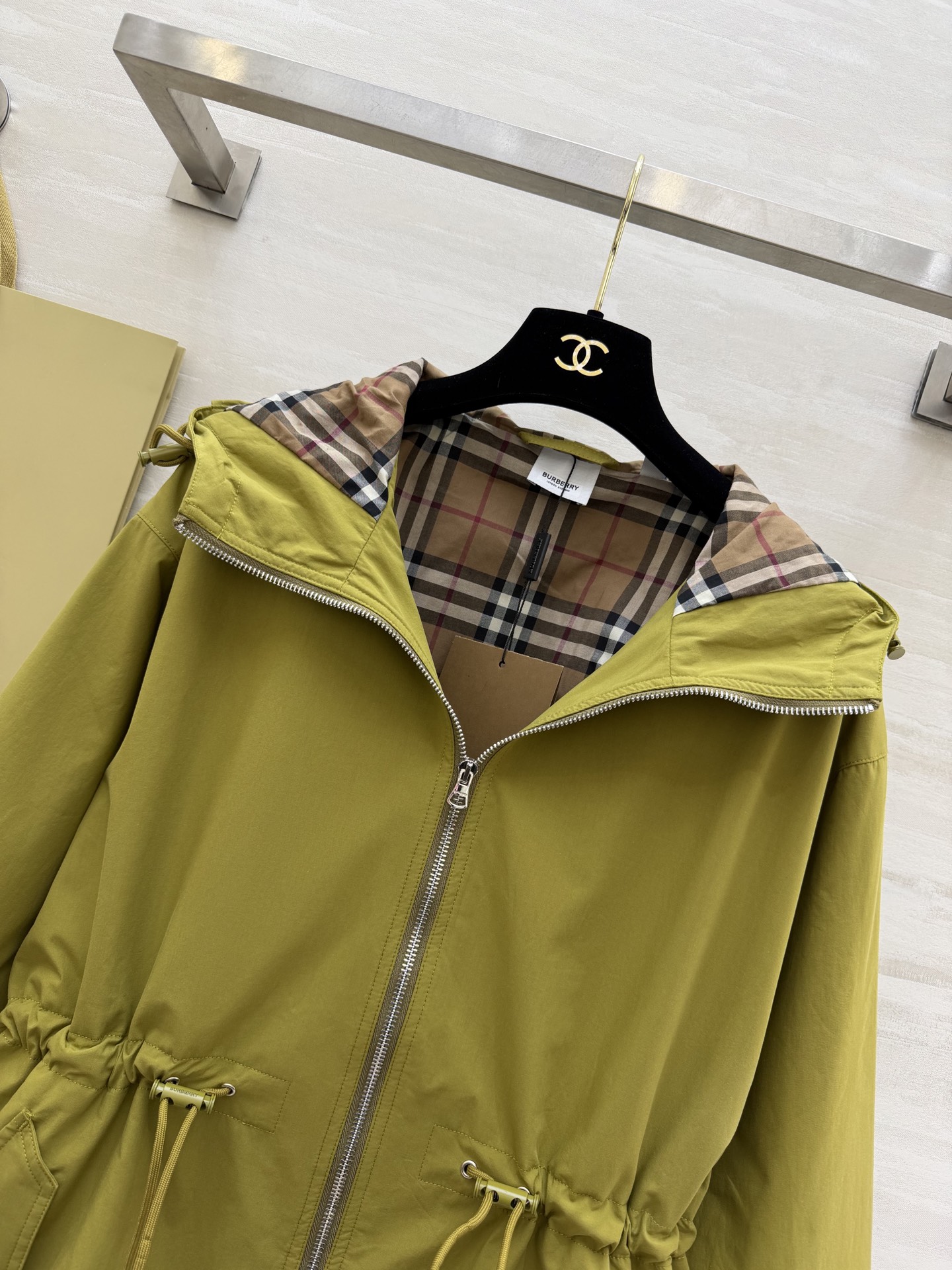 #Burberr♡²⁶新款 连帽抽绳收腰外套 年度宝藏单品！浅粉温柔减龄，橄榄绿复古显白，抽绳收腰+经典