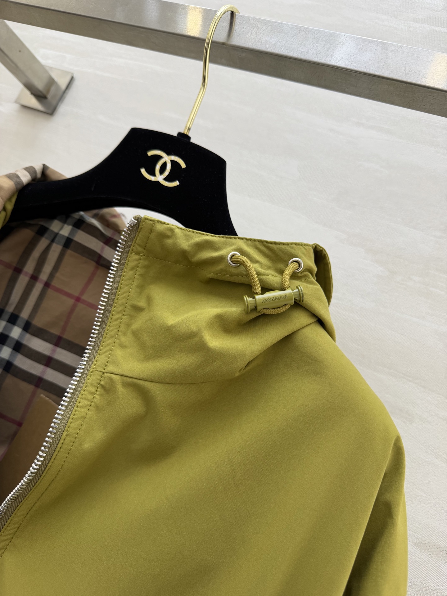 #Burberr♡²⁶新款 连帽抽绳收腰外套 年度宝藏单品！浅粉温柔减龄，橄榄绿复古显白，抽绳收腰+经典