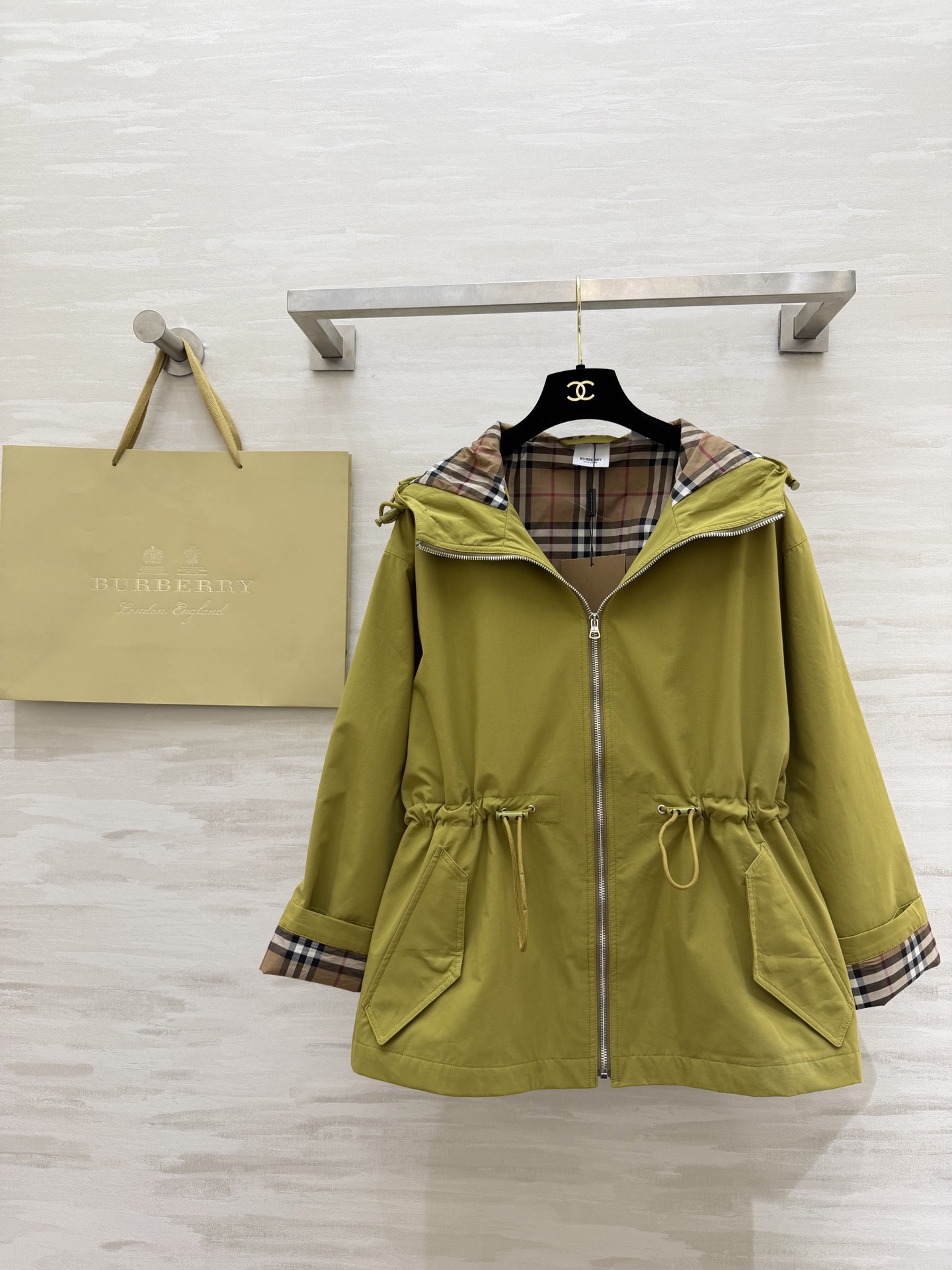 #Burberr♡²⁶新款 连帽抽绳收腰外套 年度宝藏单品！浅粉温柔减龄，橄榄绿复古显白，抽绳收腰+经典
